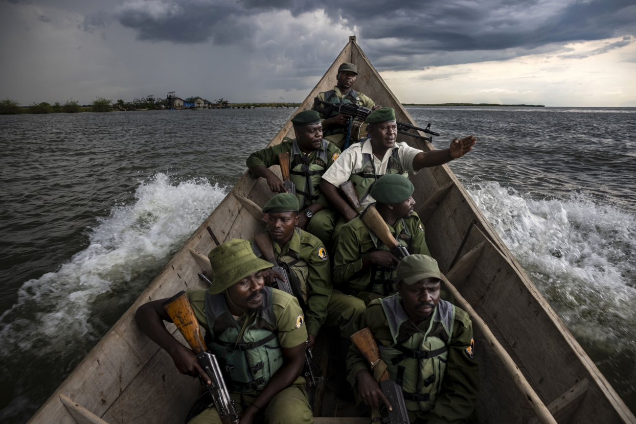 Karya fotografer AS Brent Stirton berjudul “Virunga” memperlihatkan sekelompok petugas Taman Nasional Virunga di Republik Kongo berpatroli di danau. 14 anggota pasukan keamanan tewas dalam bentrokan melawan kelompok milisi pada 2020. Foto oleh Brent Stirton.