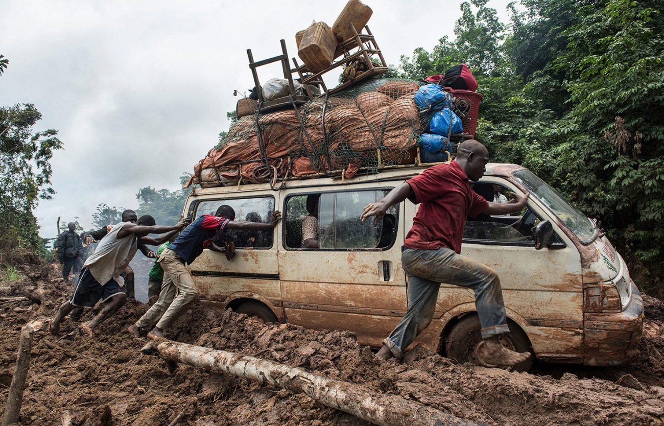 Karya fotografer Inggris Hannah Maule-ffinch berjudul “Treacherous Road Lofa to Monrovia”. Musim hujan melumpuhkan satu-satunya jalan penghubung Monrovia dan Lofa County di Liberia. Setiap tahunnya, banyak yang terluka akibat truk jungkir balik, kelelahan atau dehidrasi di sini. Foto oleh Hannah Maule-ffinch.