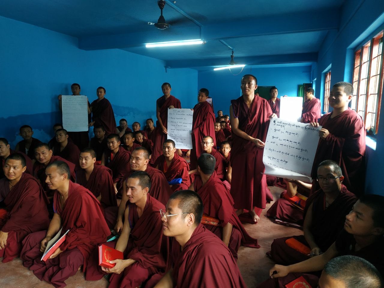 Para biksu yang menerima pelatihan pendidikan seks di biara desa Trashigang, Bhutan.