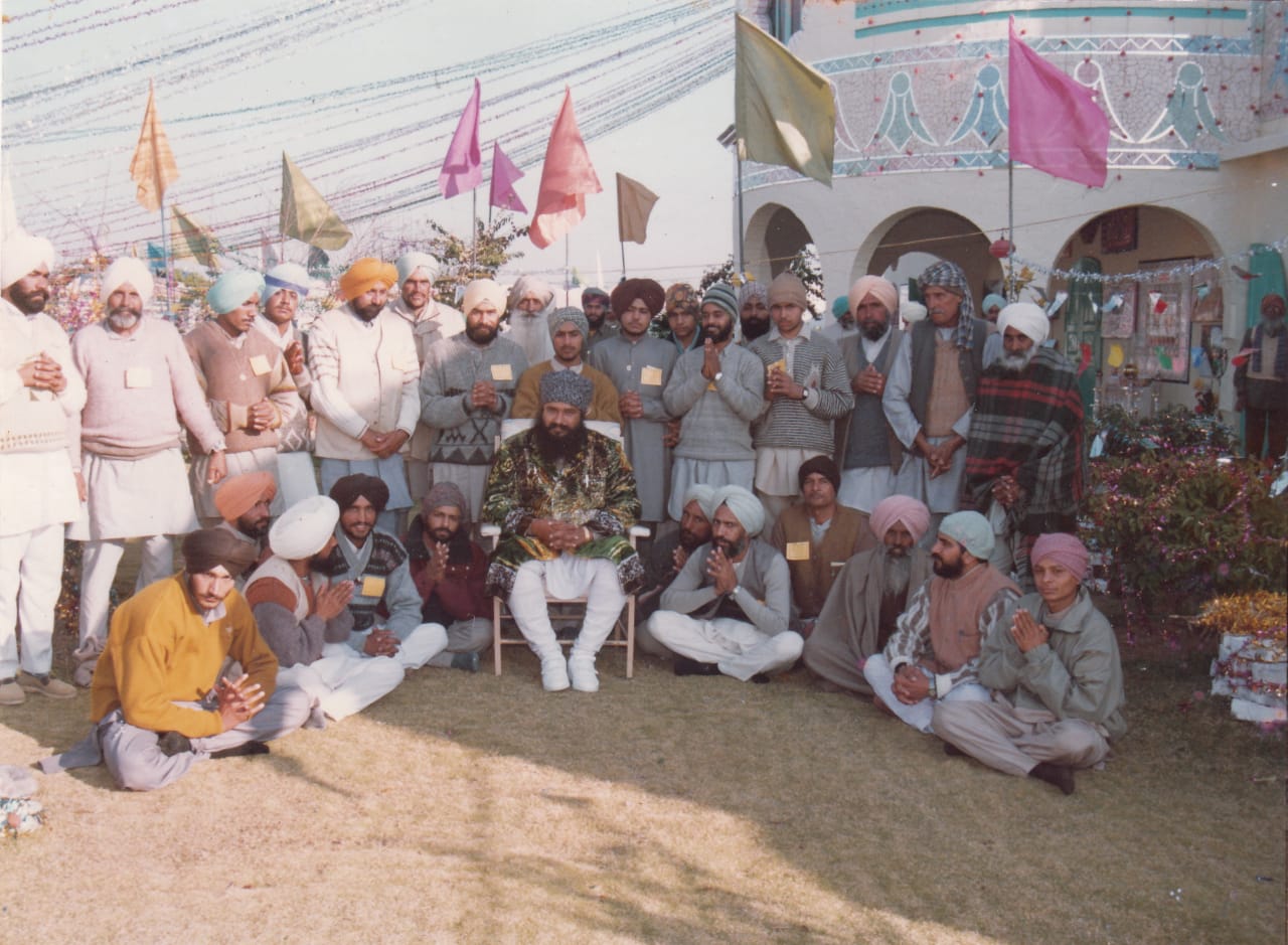 Gurmeet Singh bersama para pengikutnya, termasuk Chauhan yang berdiri paling kanan (mengenakan serban merah muda).