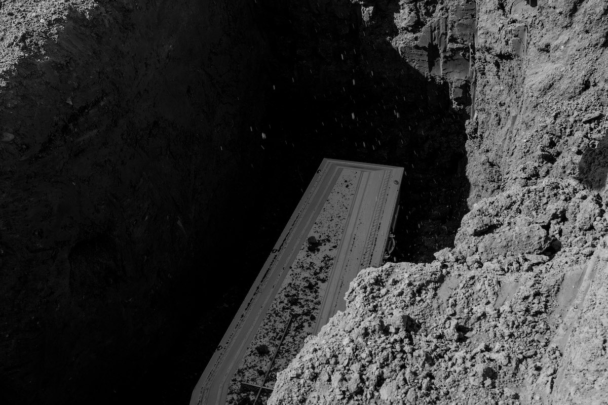 Jacques Vermeer, Patrick, cemetery - Black and white photo of coffin in the earth. 