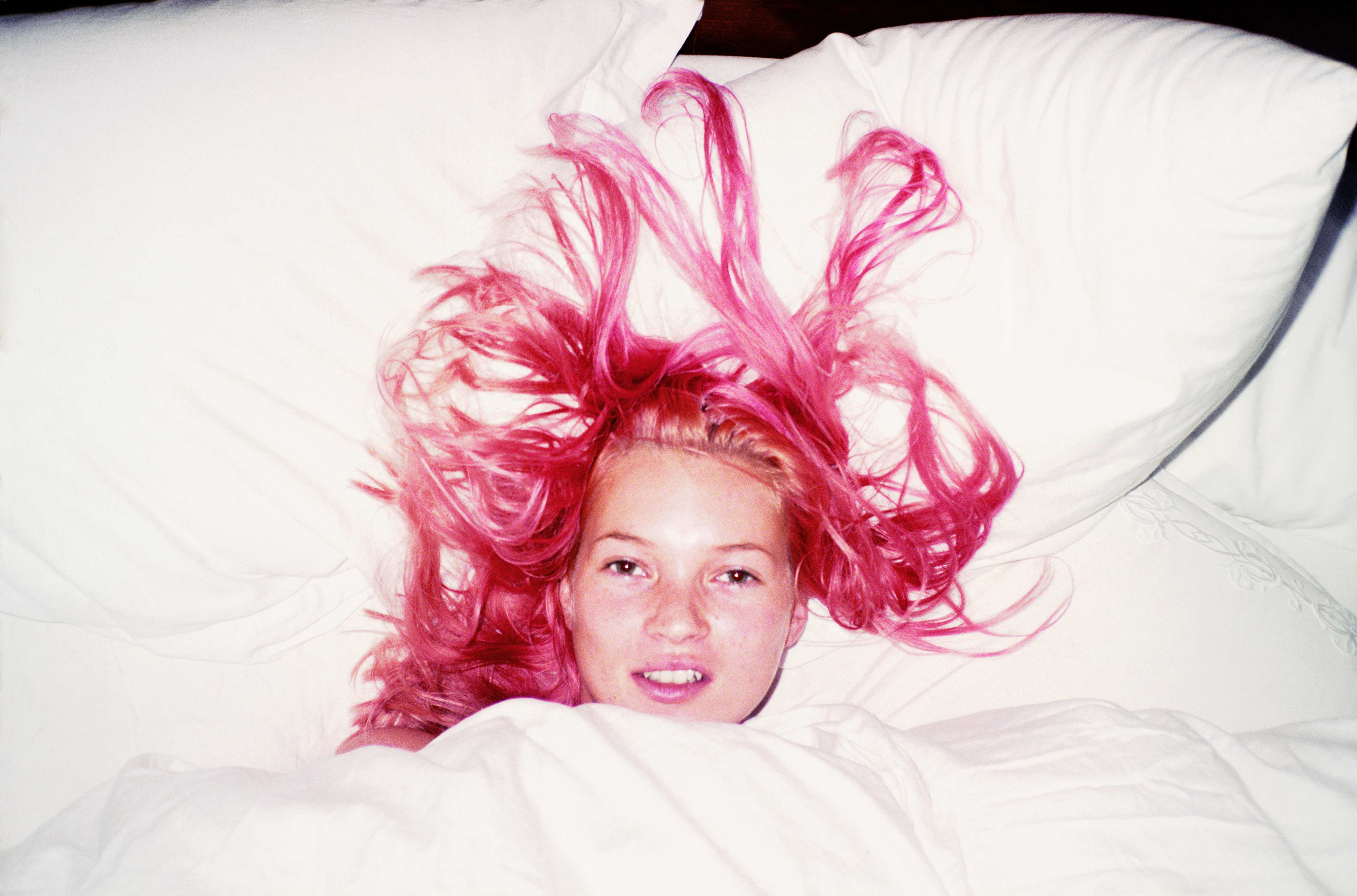 kate moss lying in bed with pink hair by juergen teller 1998