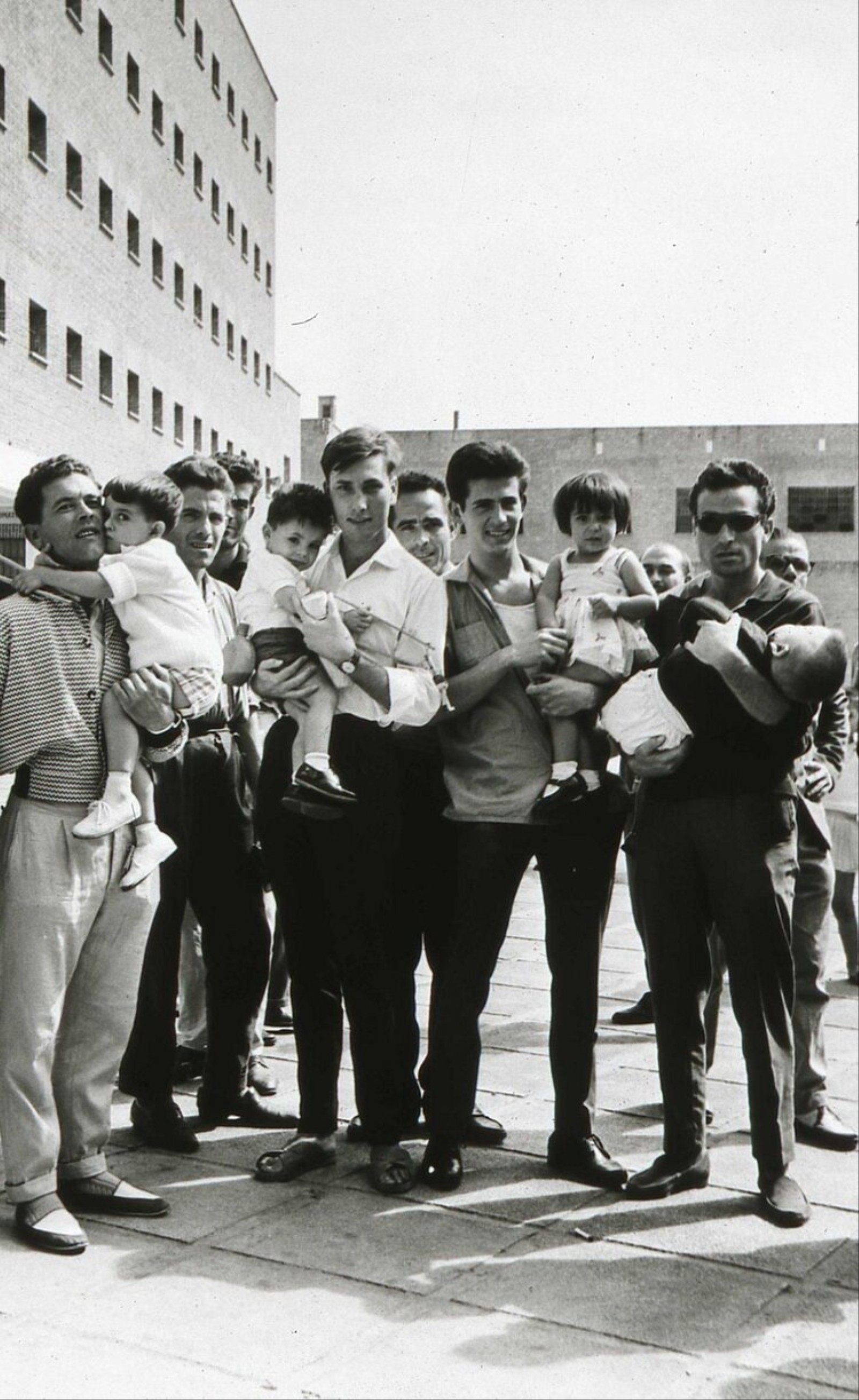 1637087205722-presos-de-la-carcel-de-carabanchel-con-sus-hijos-1962-fotografia-memoria-de-madrid.jpeg