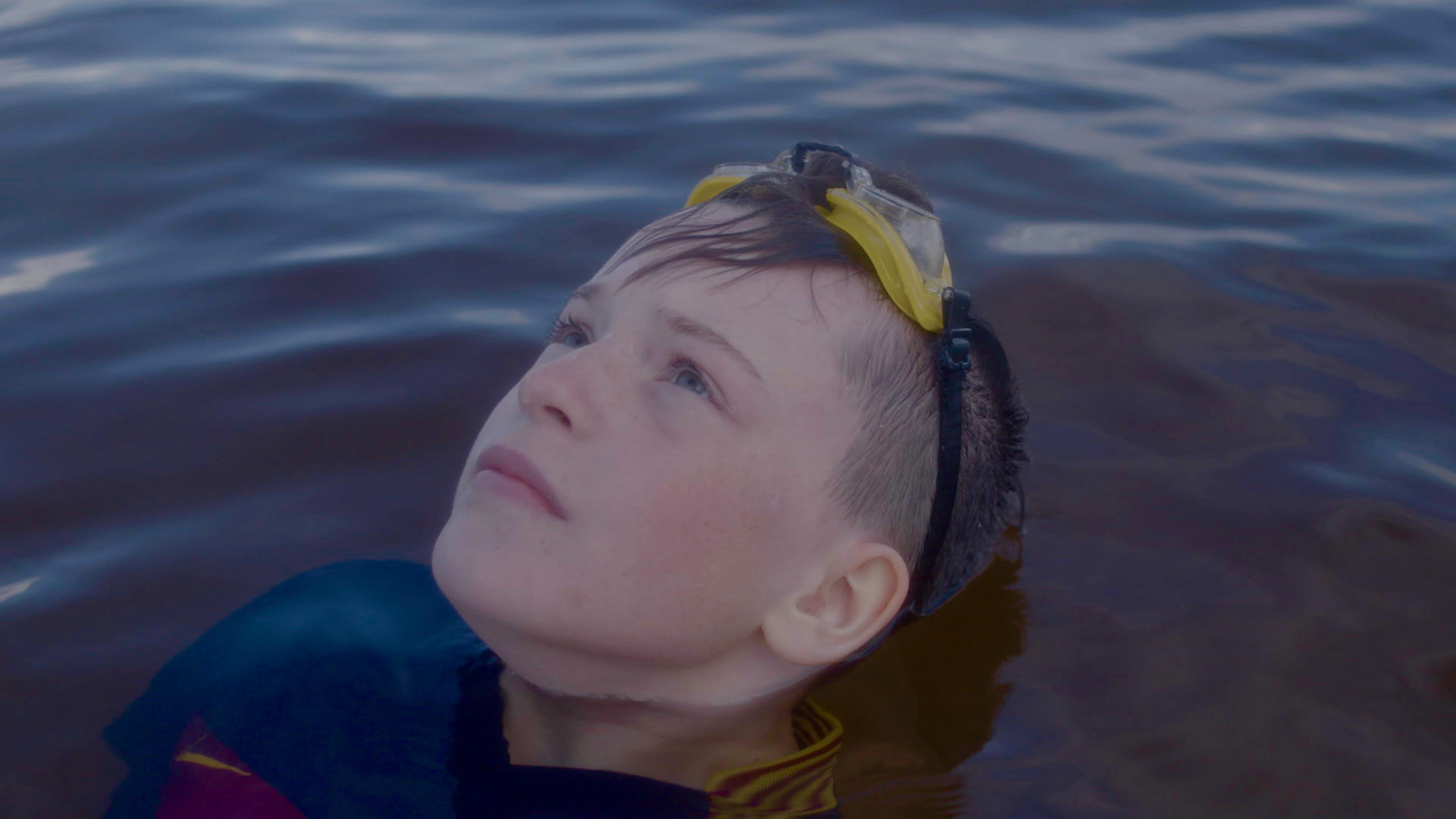 gabi between age 8 and 13 nel lago con ochiali da sub gialli