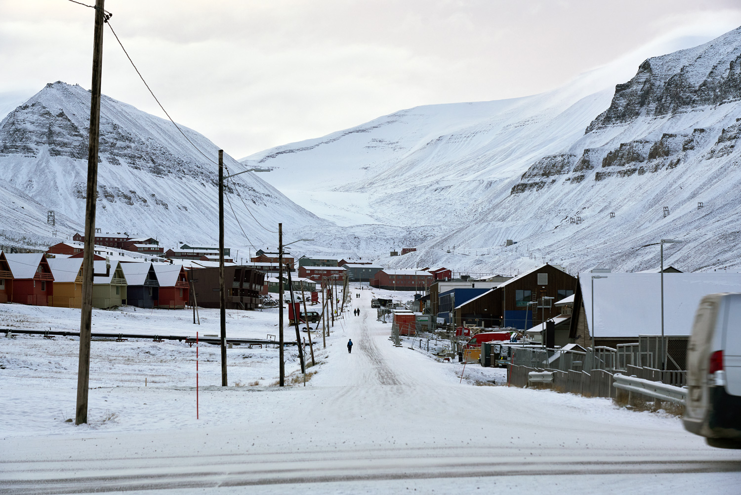Perumahan diapit deretan gunung bersalju di Svalbard