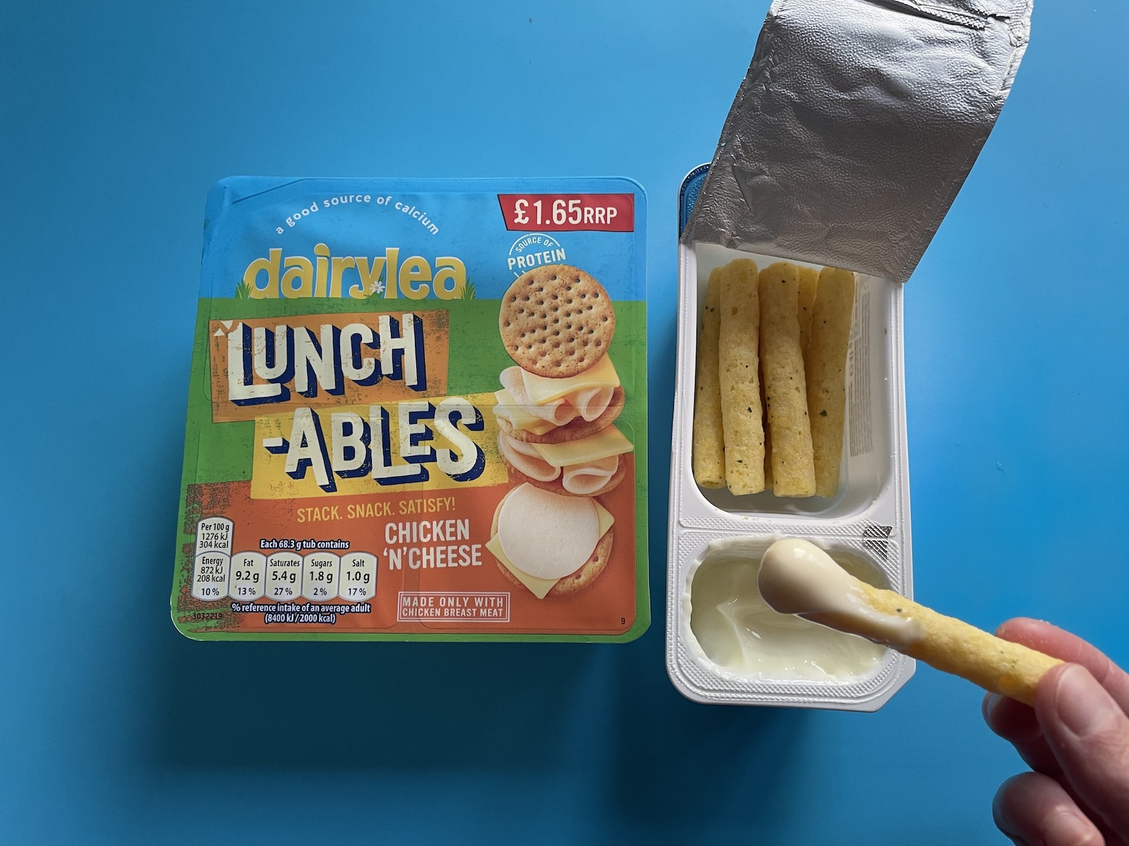 Biskuit Lunchables dan saus keju Dairylea