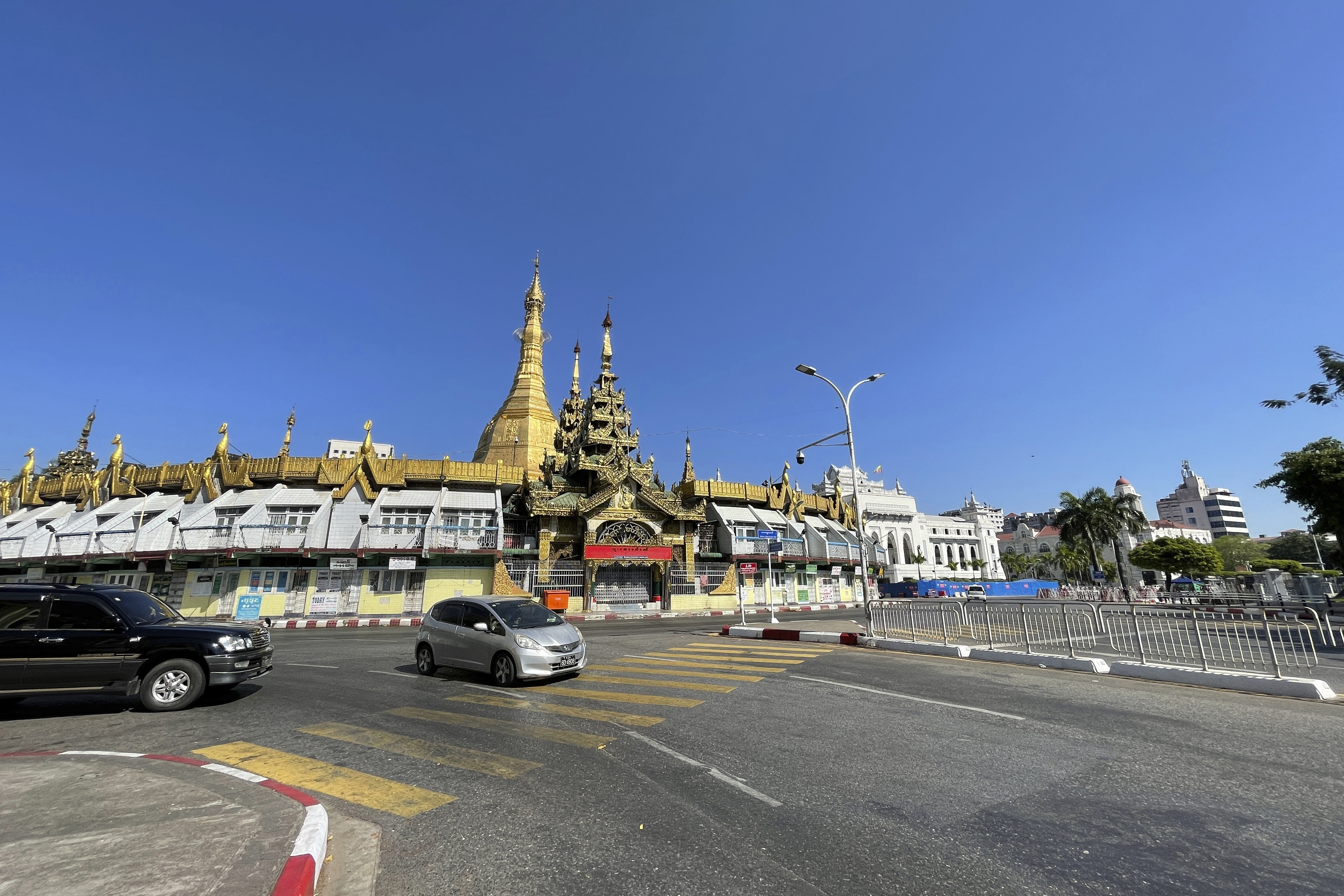 Jalanan di sekitar Pagoda Sule, Yangon biasanya tak pernah sepi kendaraan. Foto: AP/STR