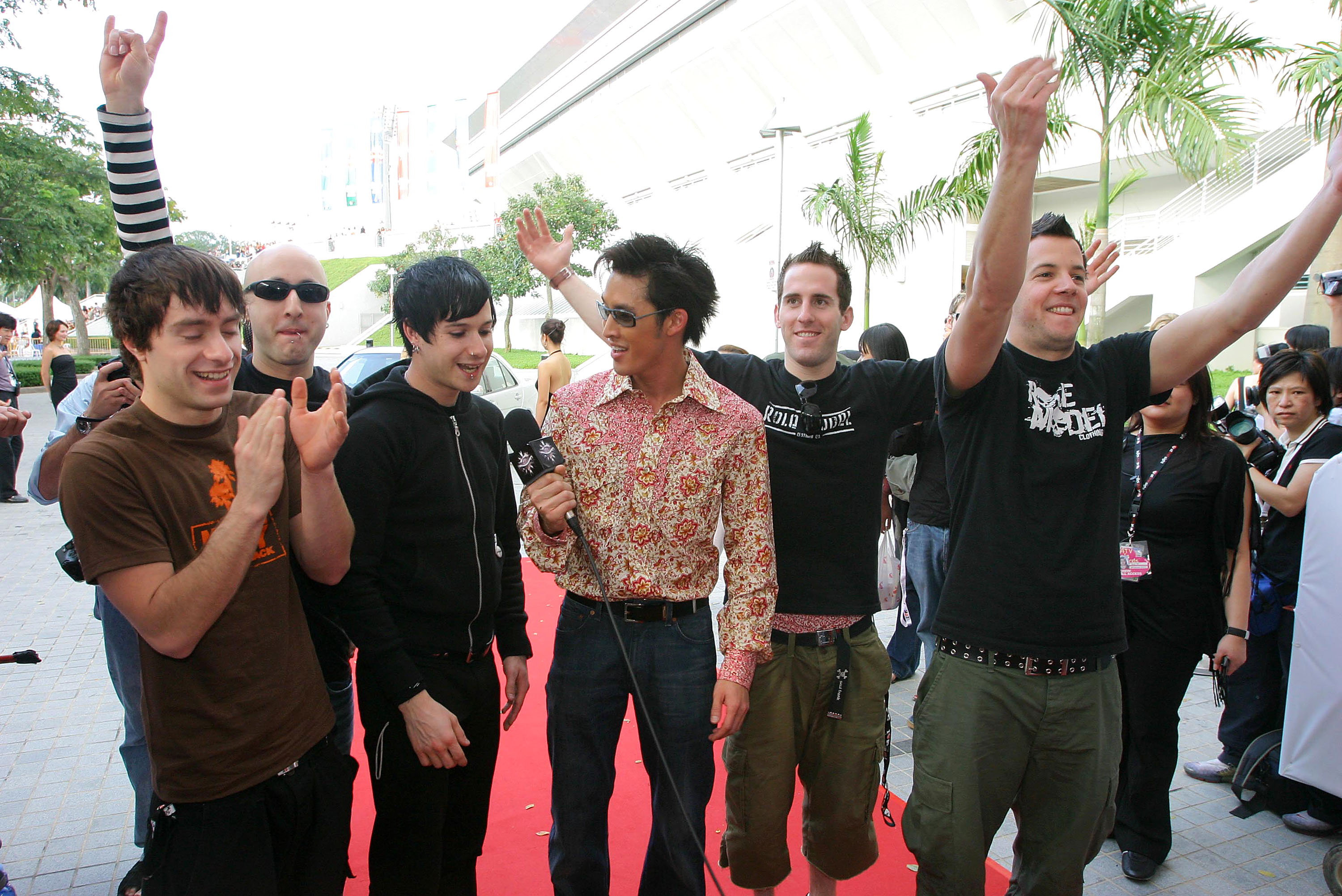 VJ Utt mewawancarai band pop punk Kanada Simple Plan dalam MTV Asia Awards 2004. Foto: Luis Enrique Ascui via Getty Images