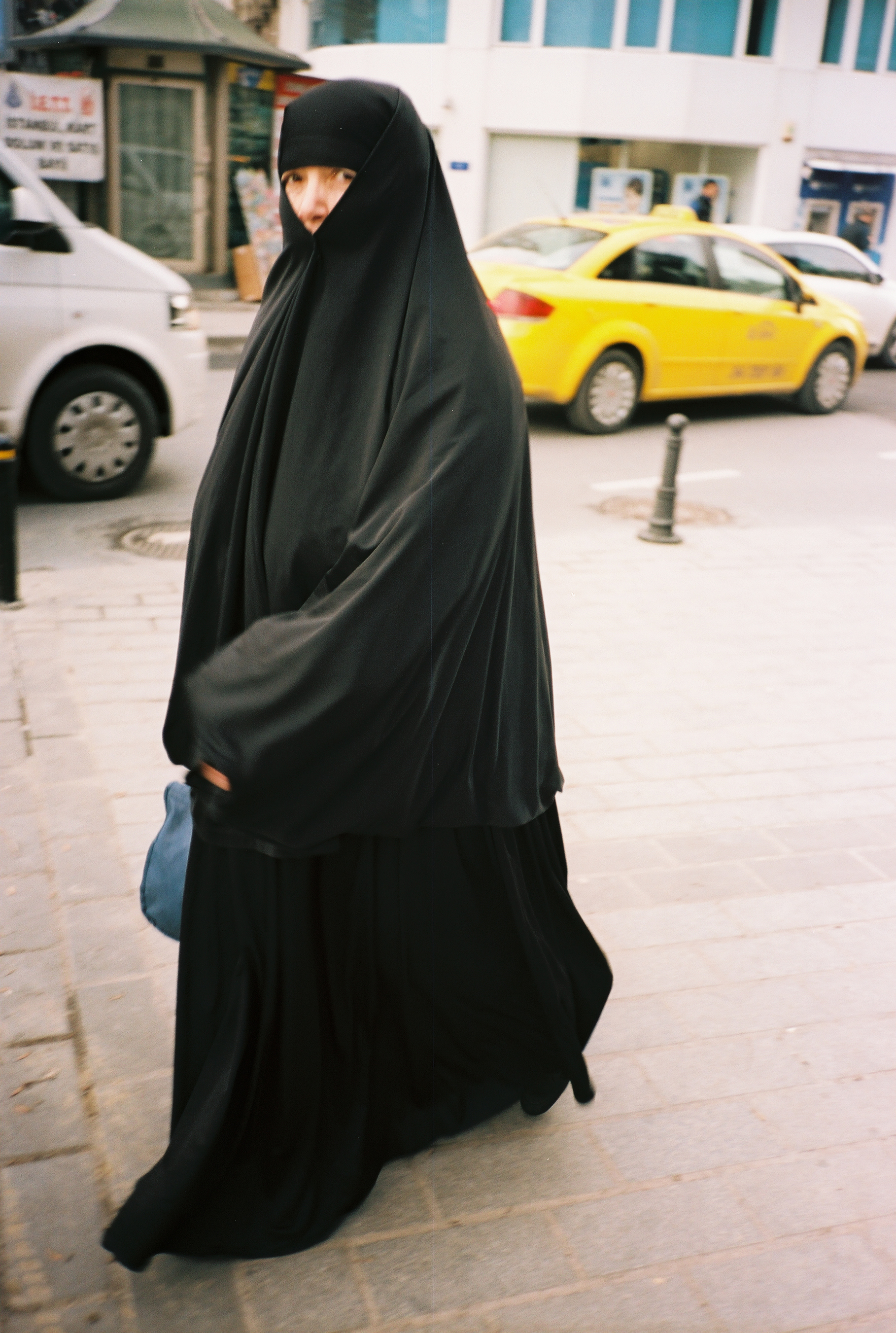 donna con burqa integrale nero