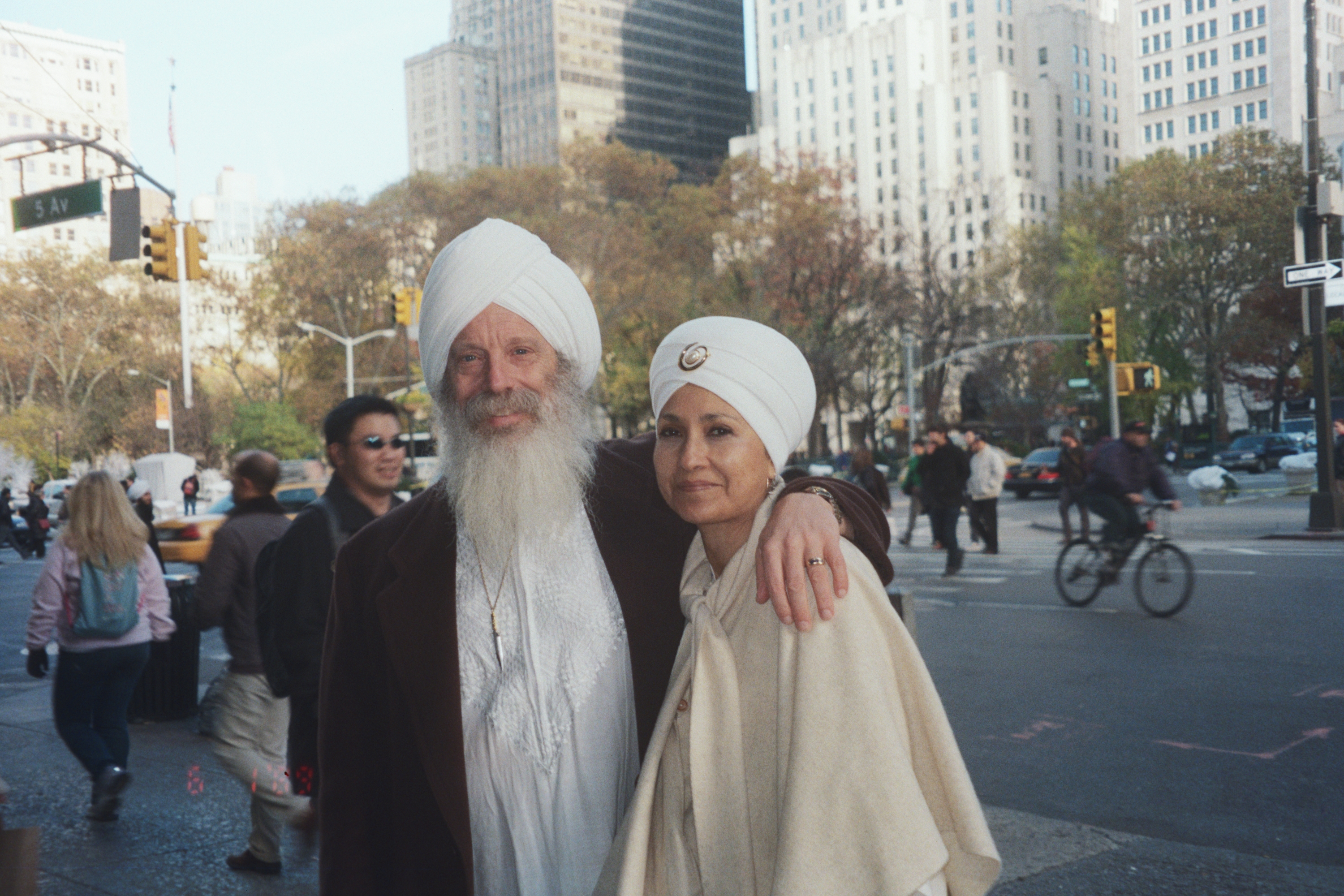 donna e uomo con turbante bianco