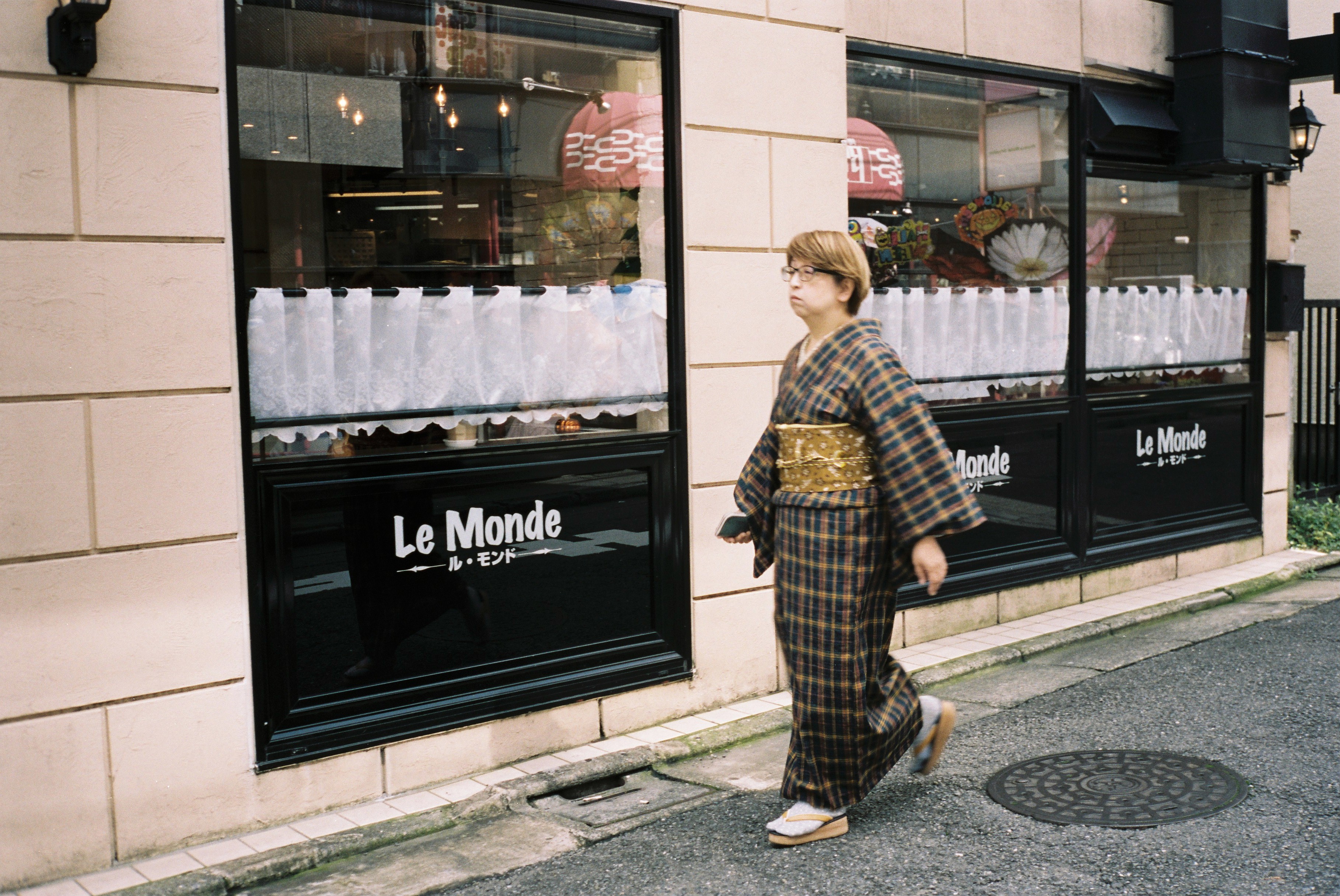 donna con kimono a quadretti