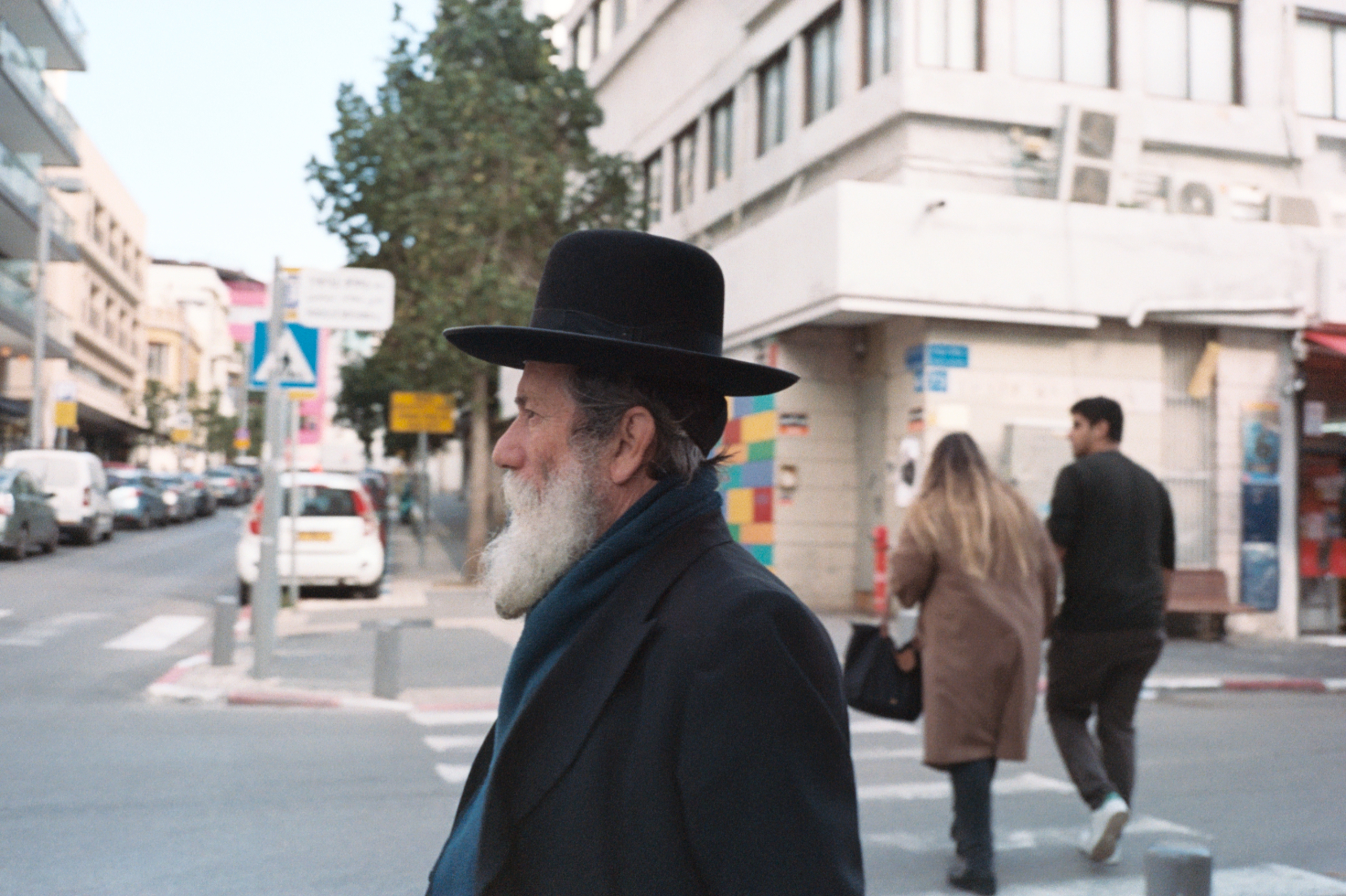 mea shearim ebreo ortodosso con cappello nero e giacca nera