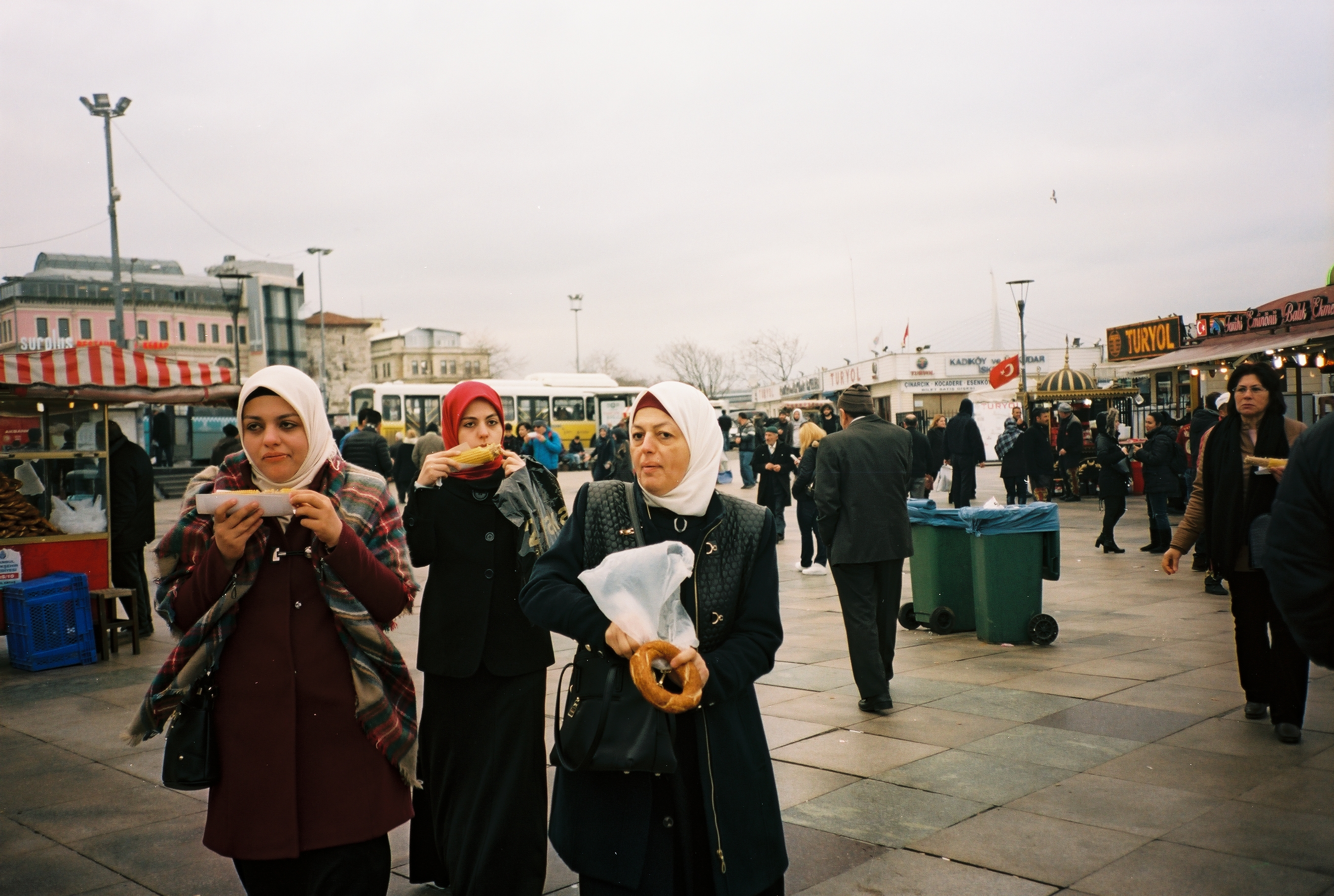 signore con hijab che mangiano a una fiera