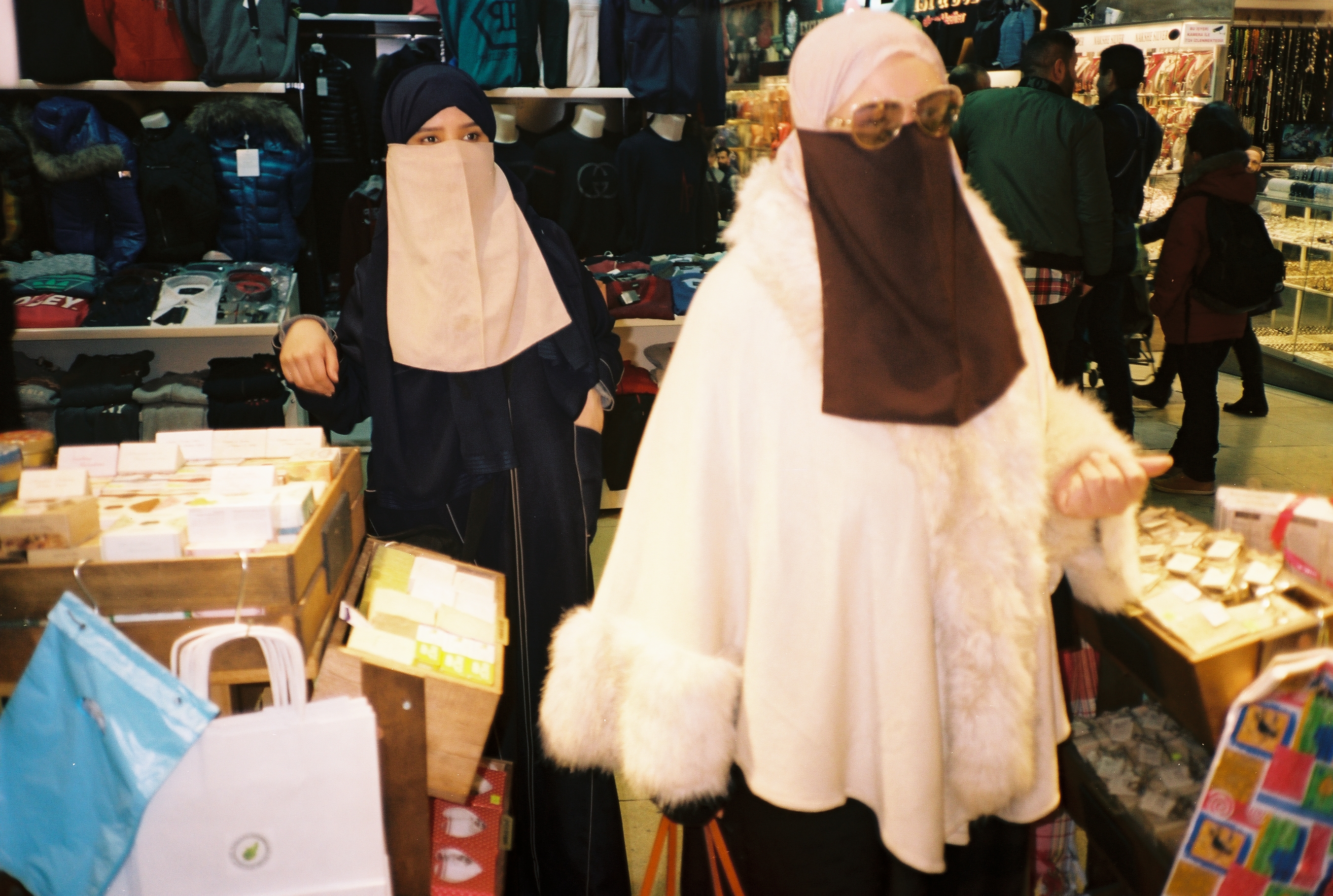 signore con burqa che fanno shopping con pellicia