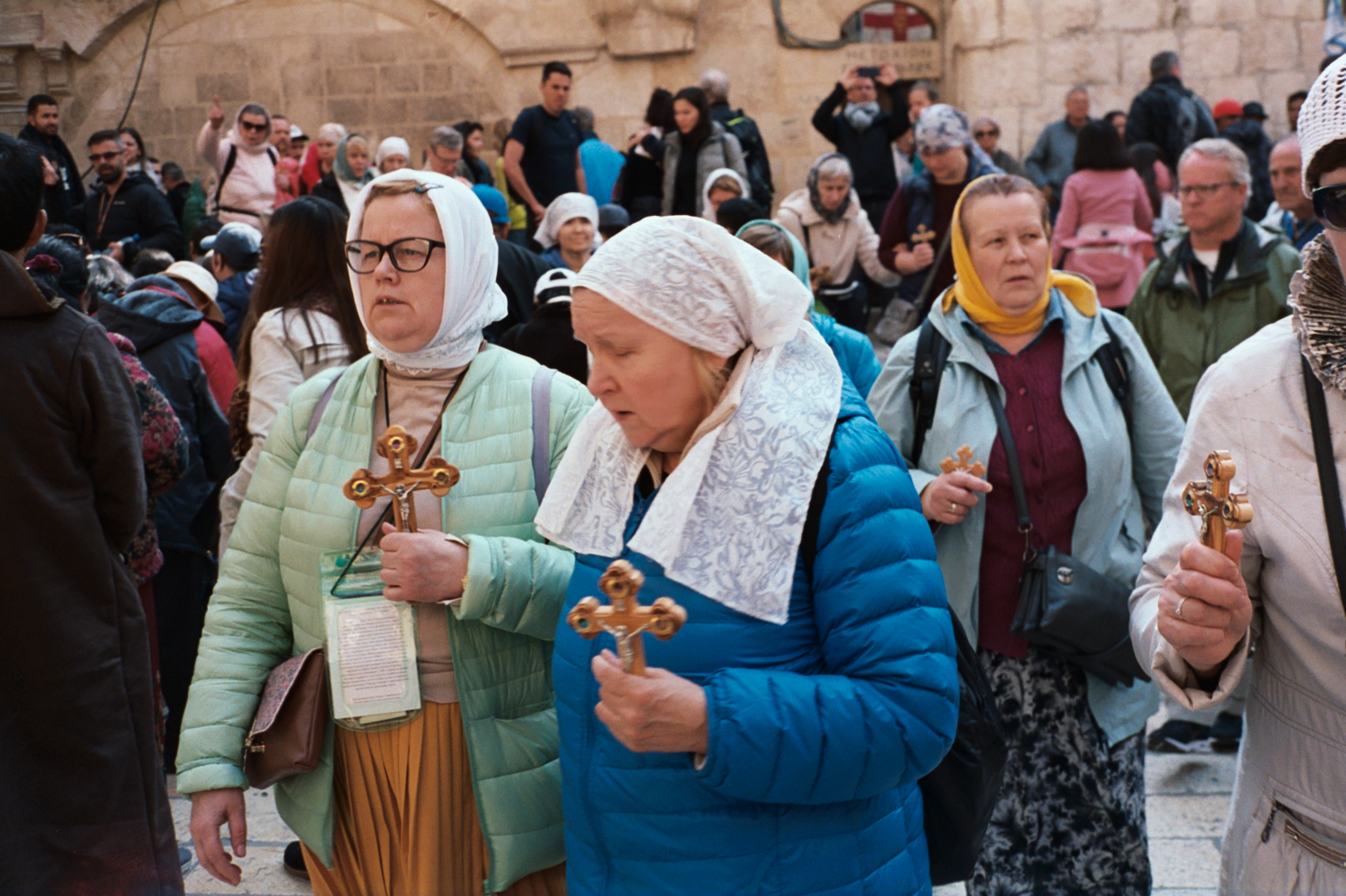 gerusalemme santo sepolcro donne ortodosse cattoliche con croce in mano