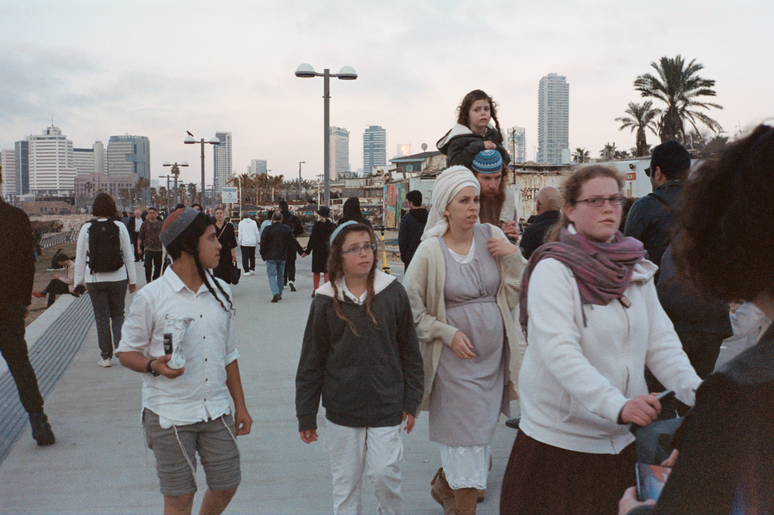 yafo tel aviv persone che camminano ebrei ortodossi