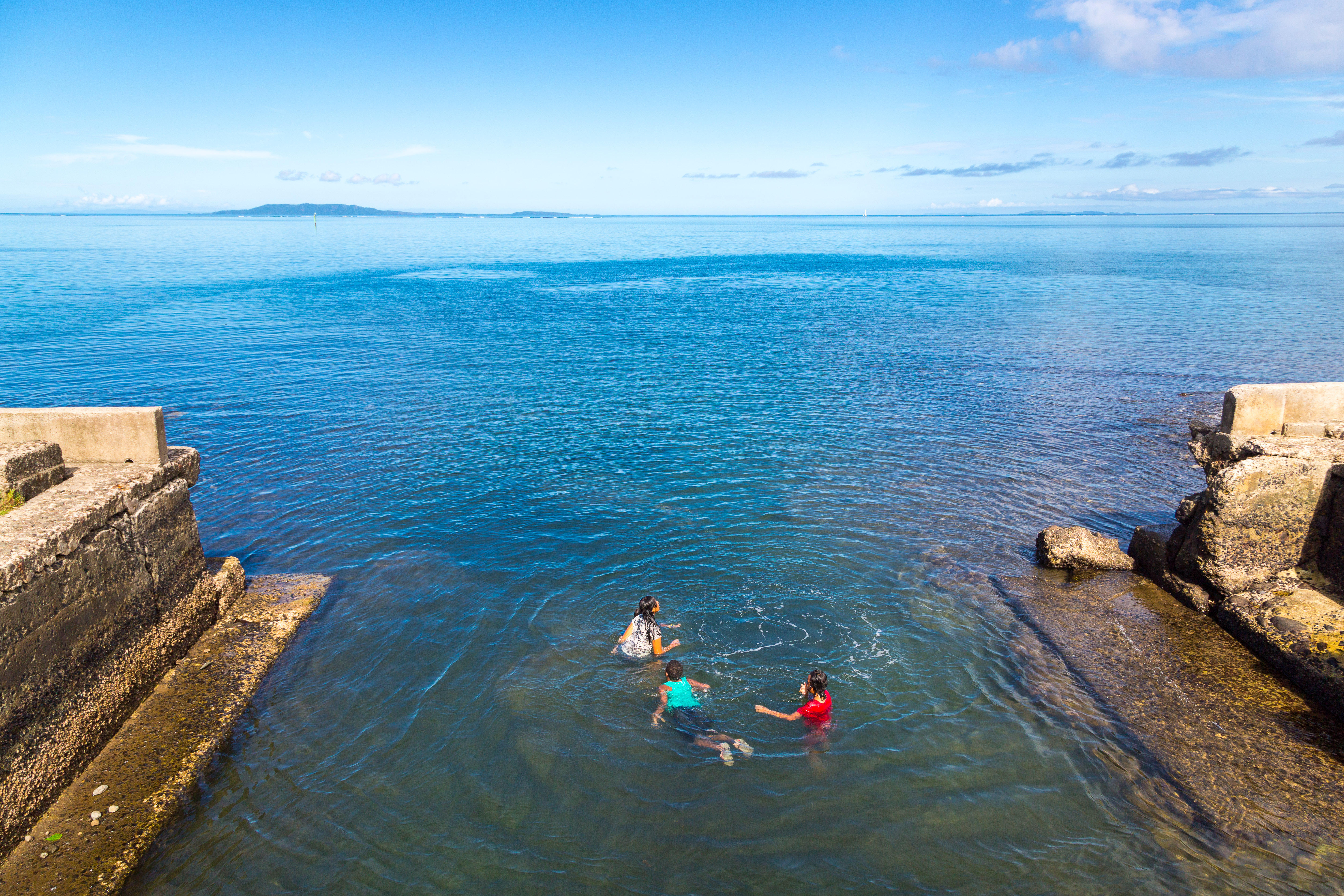Copii care înoată în Ovalau, Fiji. Foto: Dmitry Malov/Alamy Stock Photo