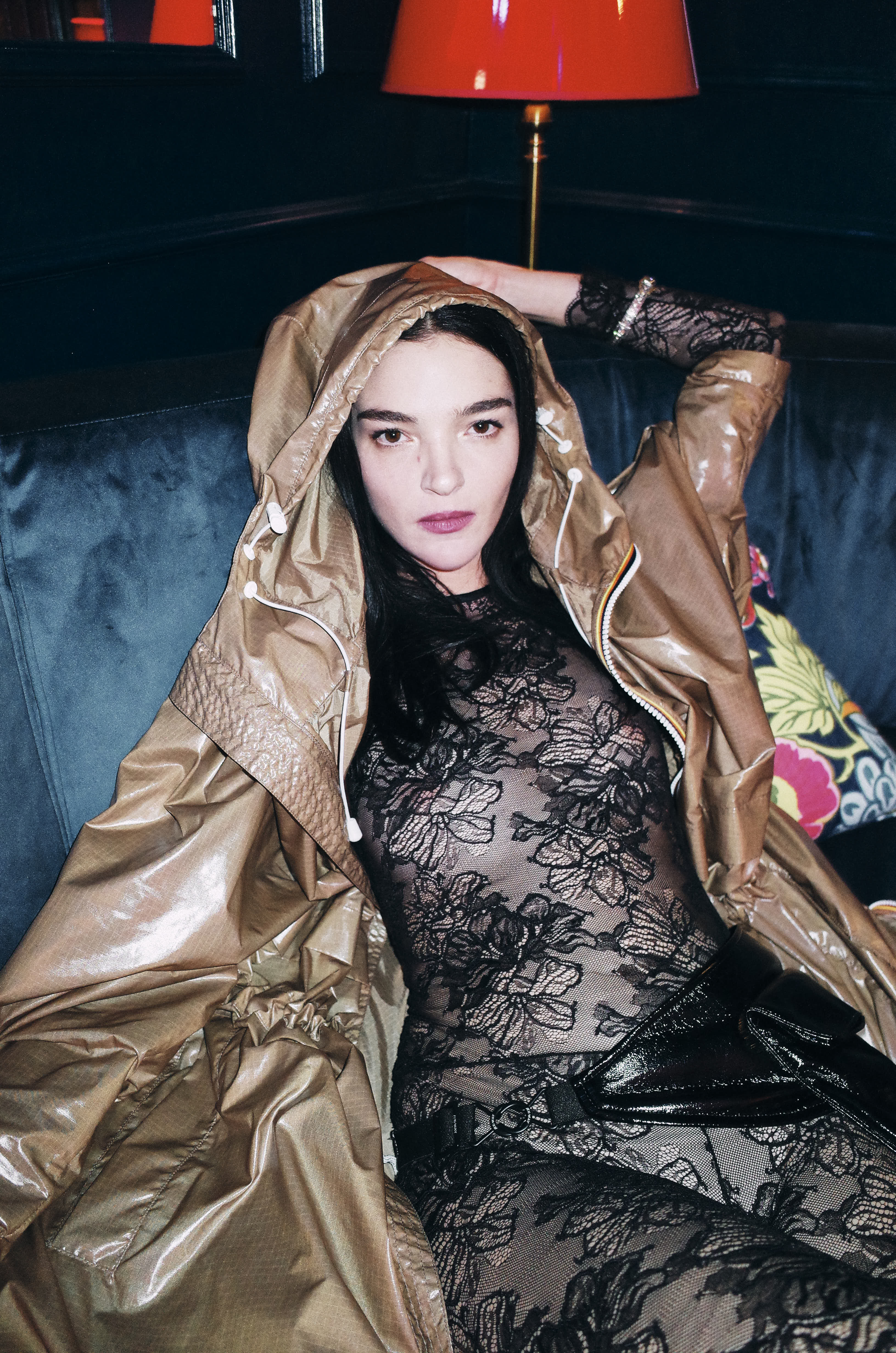 maricarla boscono posa per la collaborazione con kway