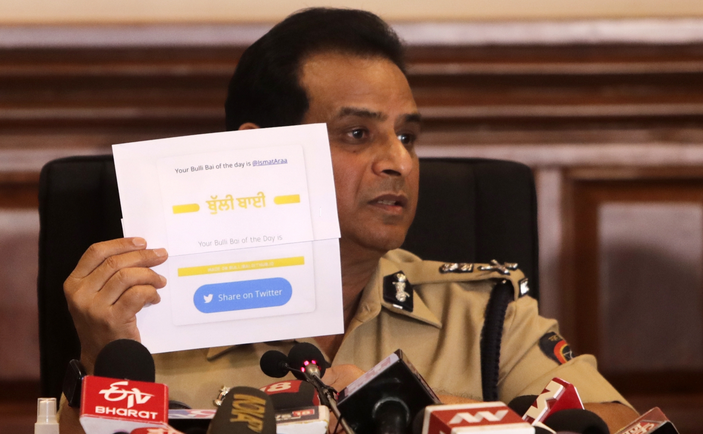 Komisaris polisi Mumbai Hemant Nagrale membicarakan penangkapan terduga pencipta situs lelang perempuan Muslim pada 5 Januari. Foto: AP Photo/Rajanish Kakade