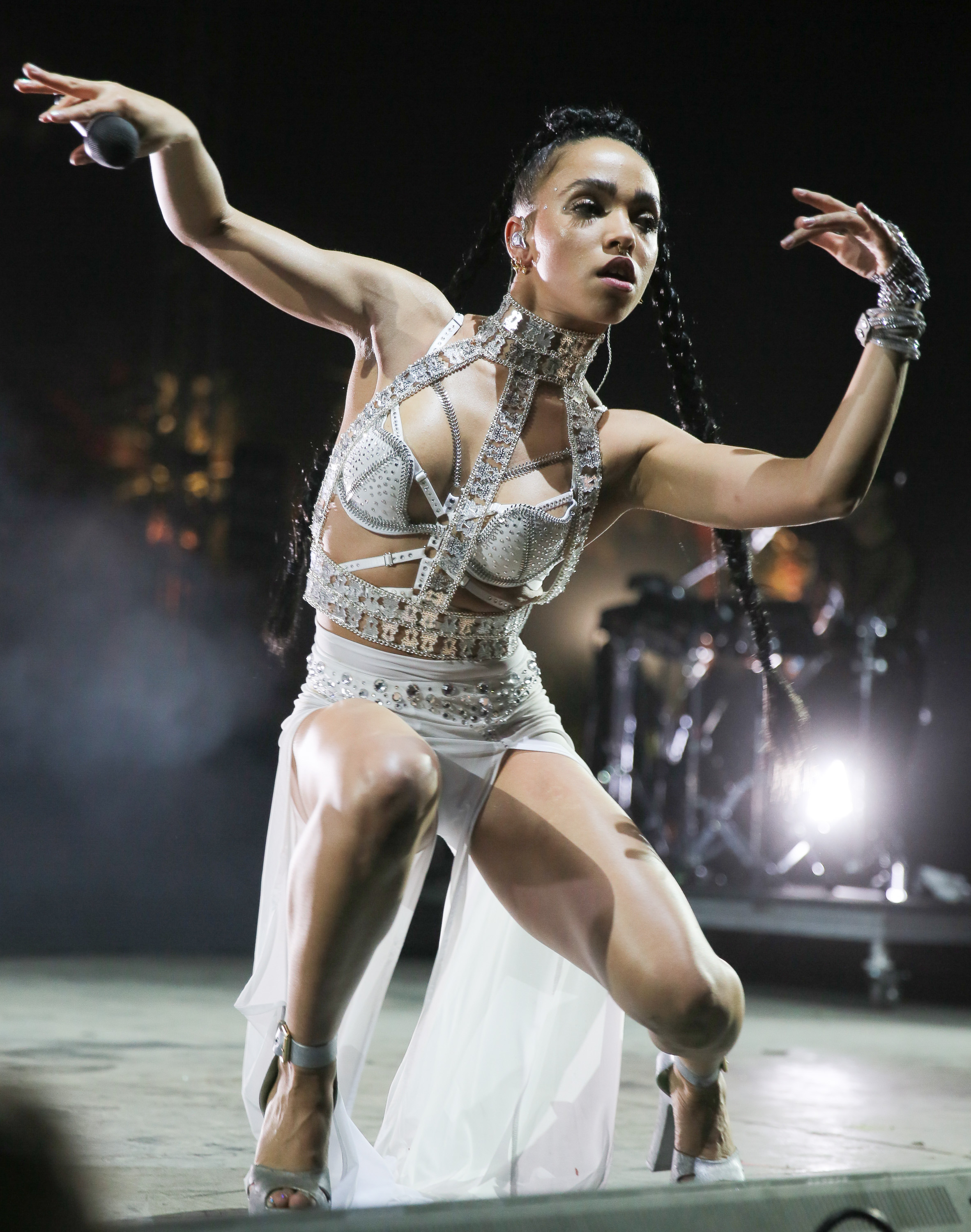 fka twigs dancing on stage at coachella in a creepyeha crystal lingerie set