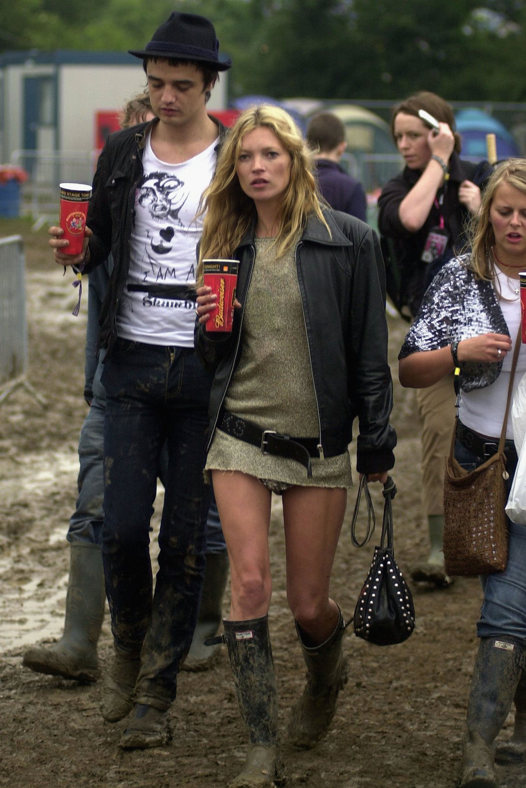 kate moss walking through mud in hunter boots at glastonbury with pete doherty 2005