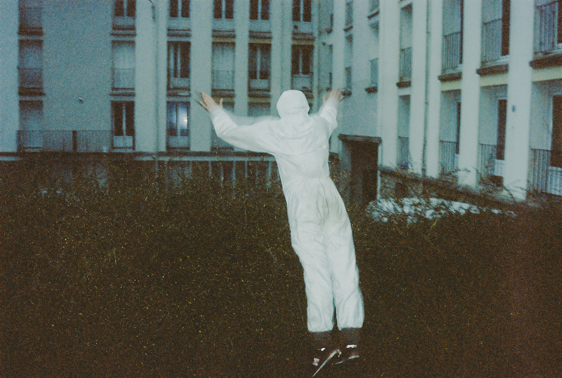 Mushary, Prancis, anak muda — lelaki berpakaian boiler suit putih lompat ke semak-semak