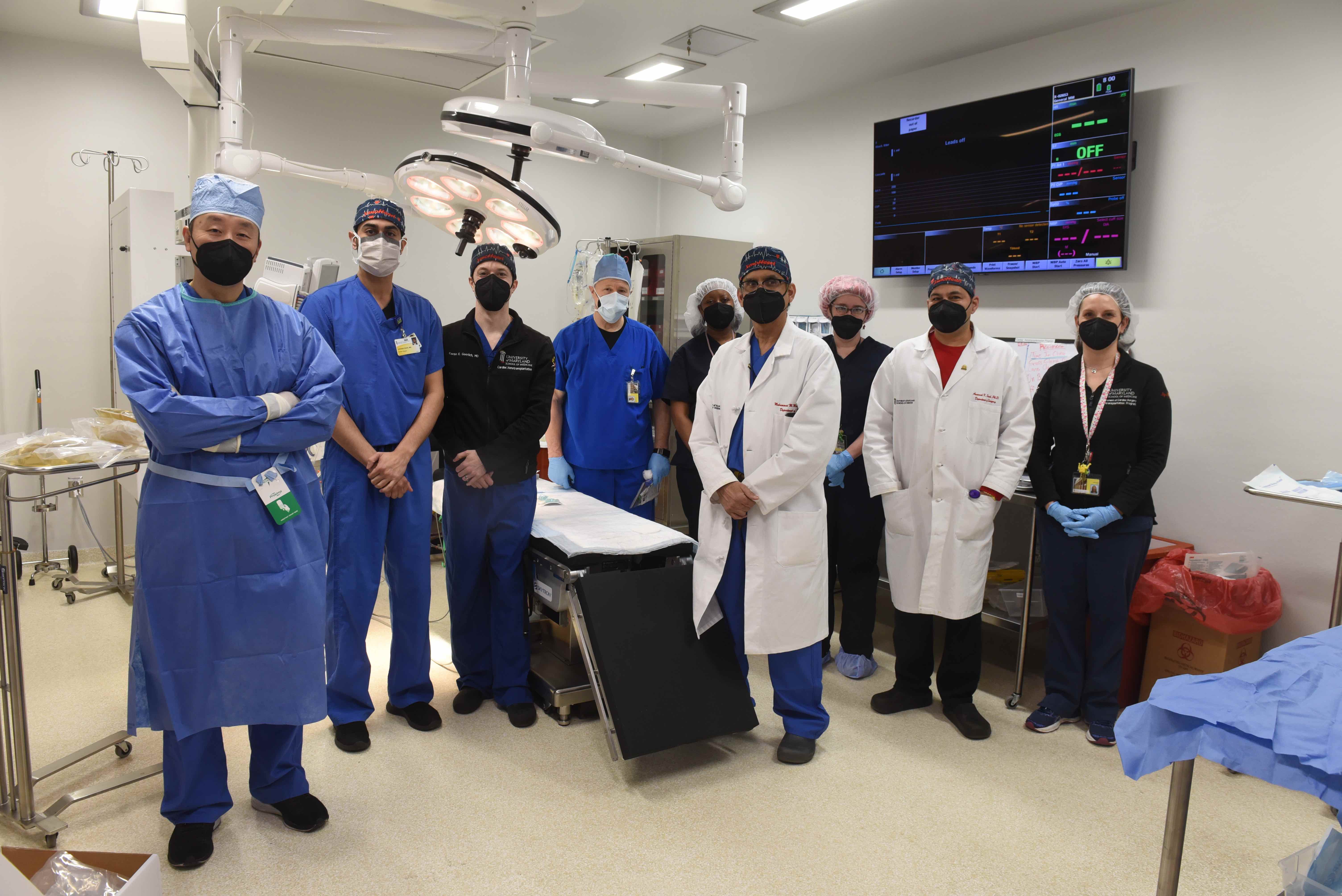 Tim dokter yang melakukan transplantasi jantung babi di Rumah Sakit Universitas Maryland.