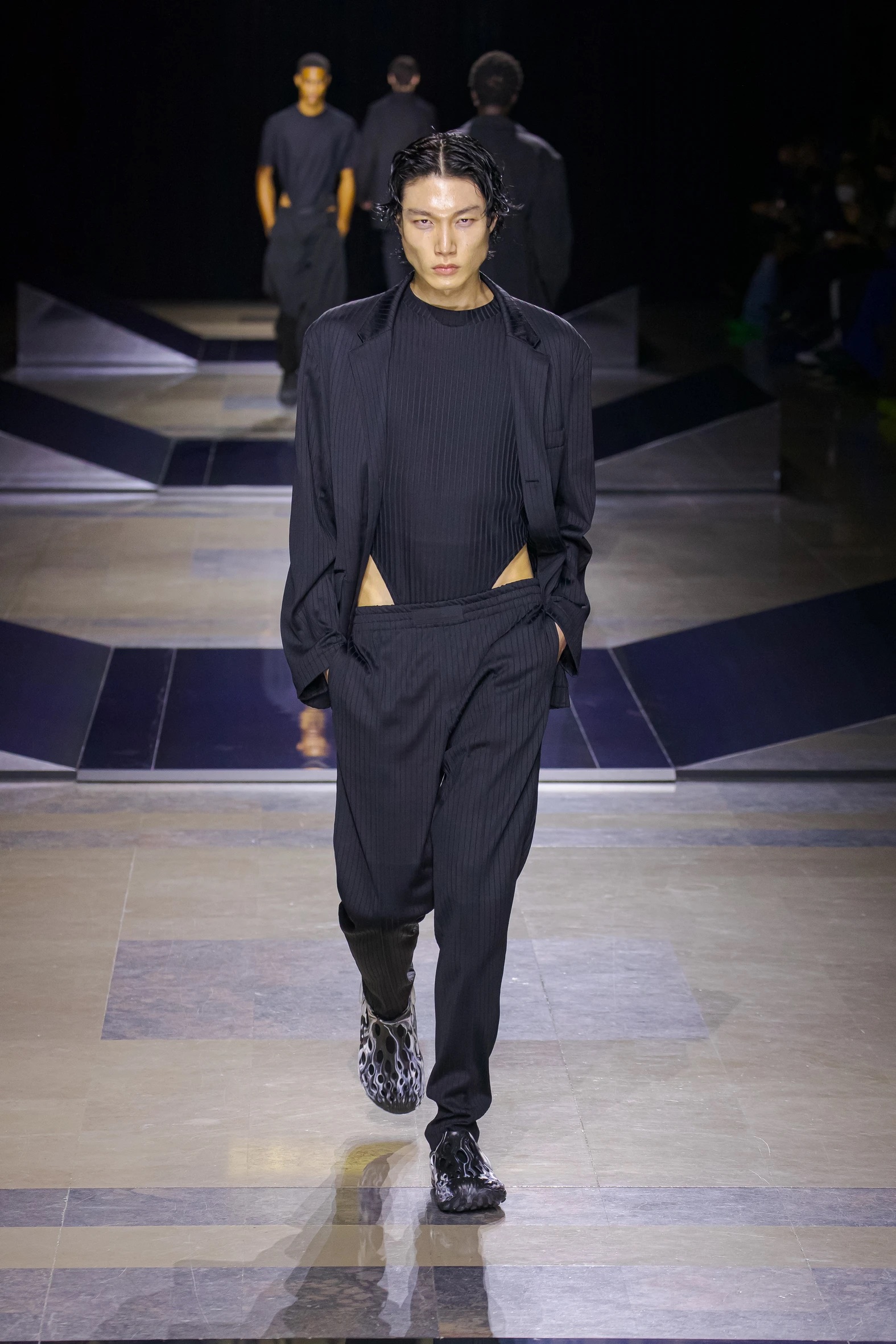 1643110389725-lgn-fw22runwaylook04.jpeg