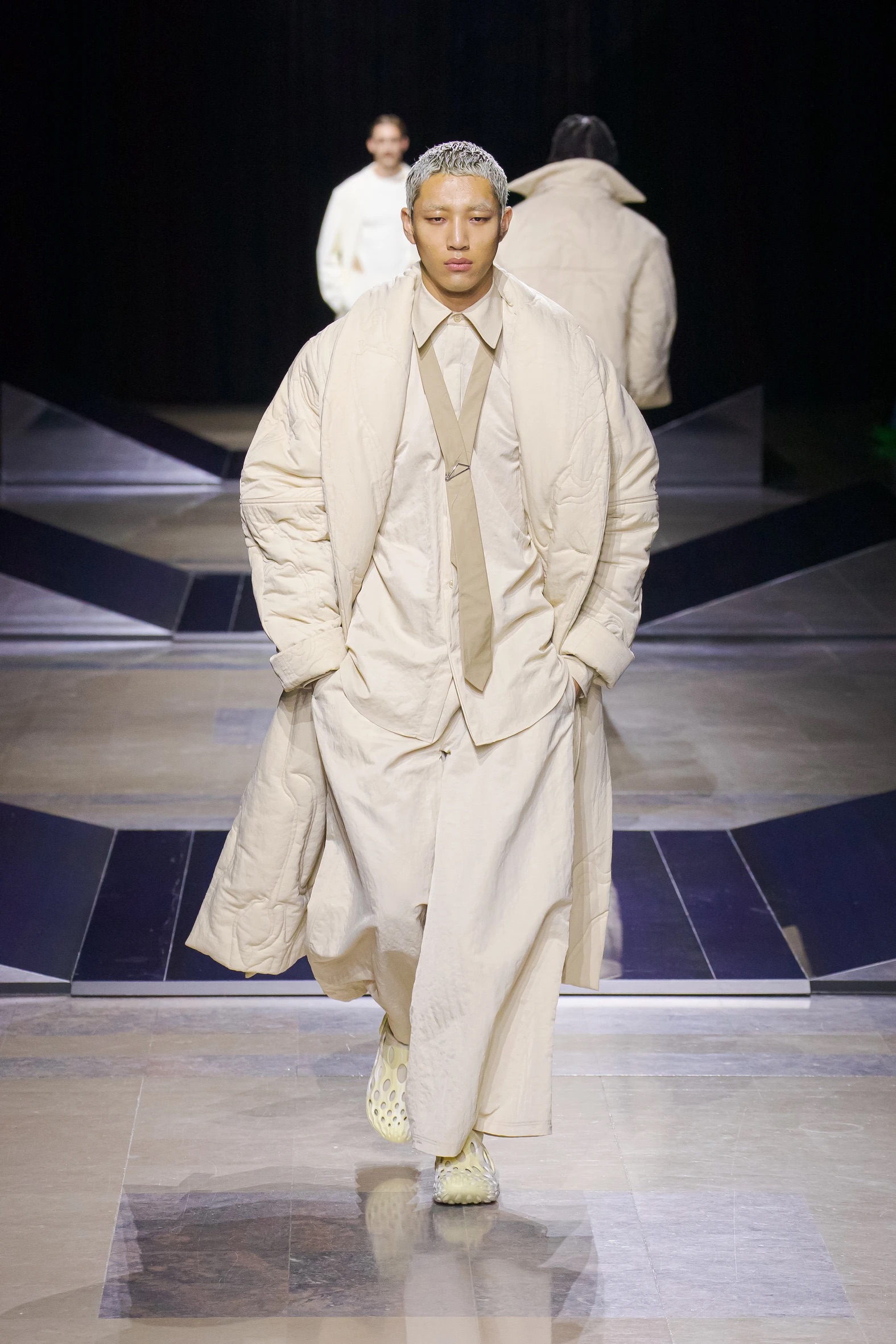 1643110536448-lgn-fw22runwaylook11.jpeg