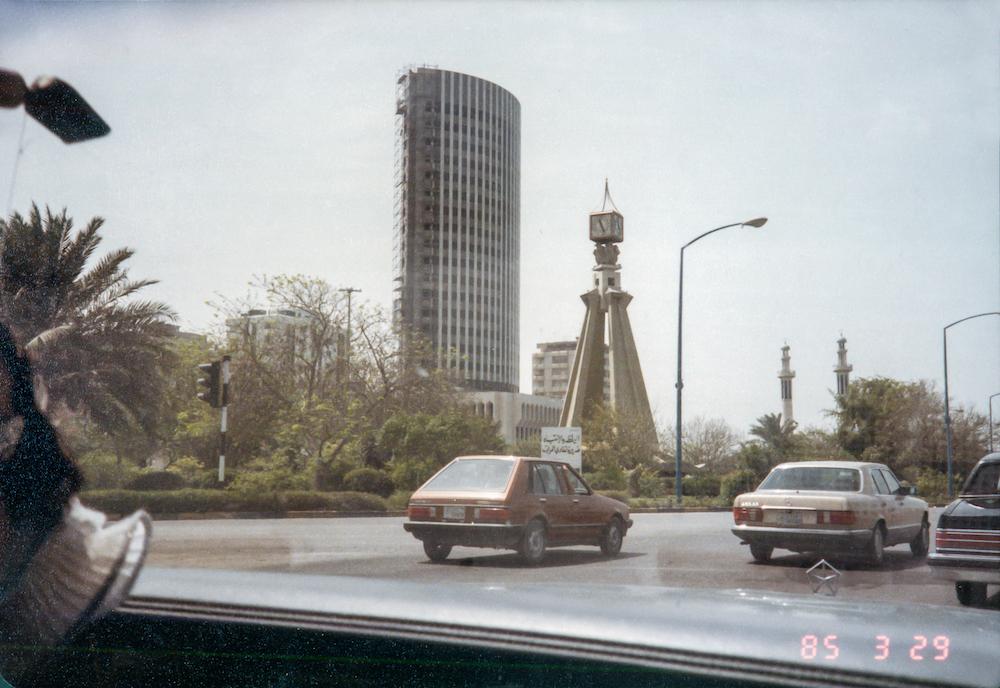 Saleh al-Tamimi, Abu Dhabi – Kamar dagang Abu Dhabi yang dibangun awal 1980-an. Menara jam yang ada di foto ini diruntuhkan pada 2014 guna memodernisasi Corniche.