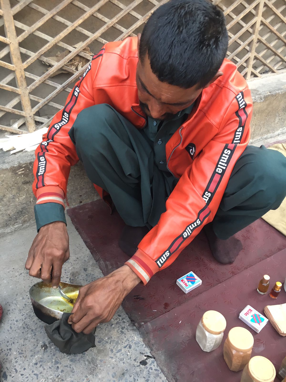 Muhammad Nasir menyiapkan minyak kadal untuk seorang pelanggan pada 15 Februari 2022. Minyak kadal dijual seharga 300 Rupee Pakistan (Rp25 ribu). Foto: Rimal Farrukh