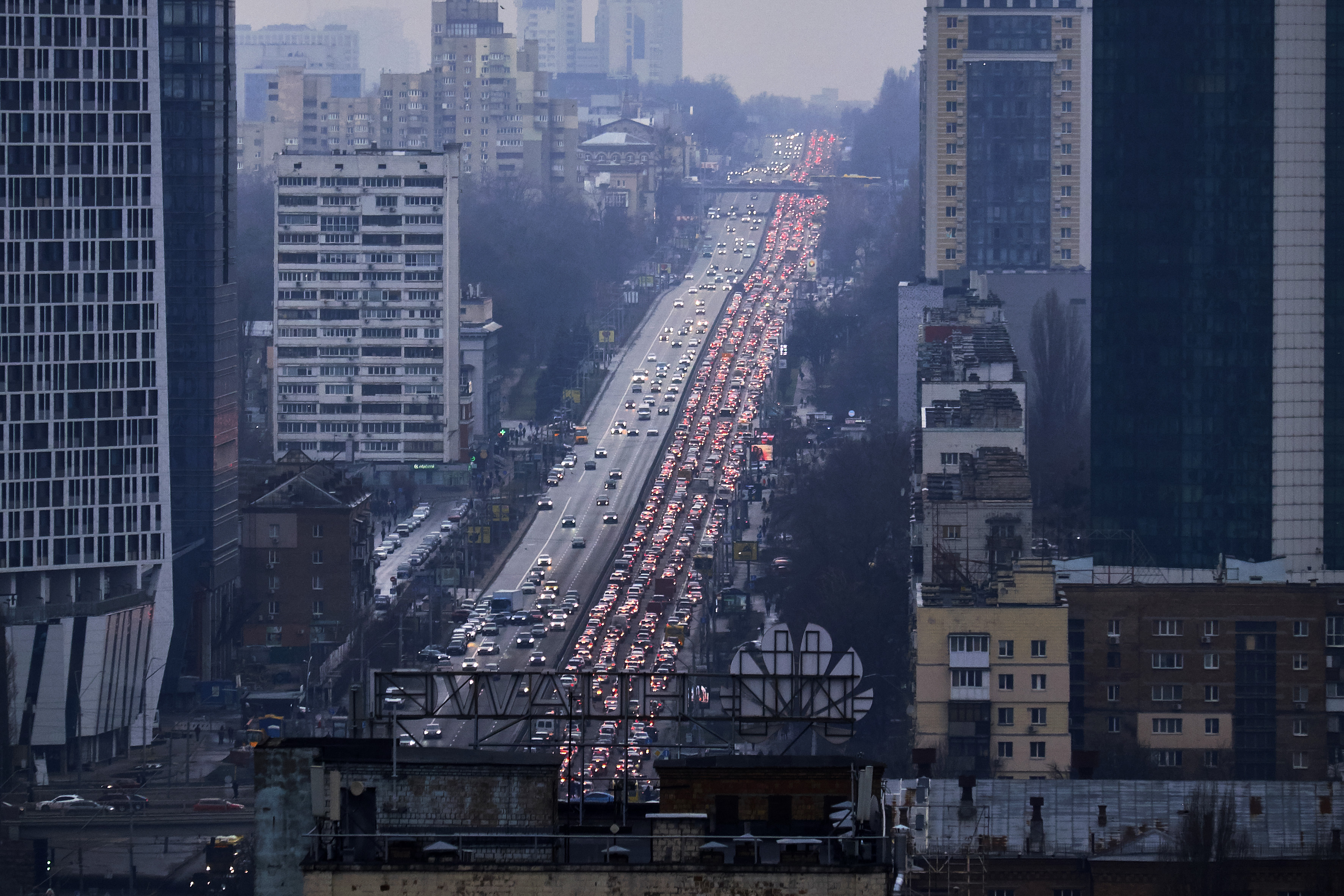 Residents of Kyiv leave the city after Russia launched missile strikes against Ukraine. Photo: Pierre Crom/Getty Images