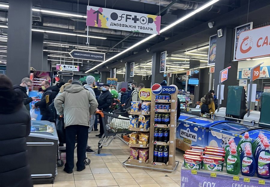 Long lines formed at supermarkets in Kyiv on Thursday. Photo: Yaroslava Antipina