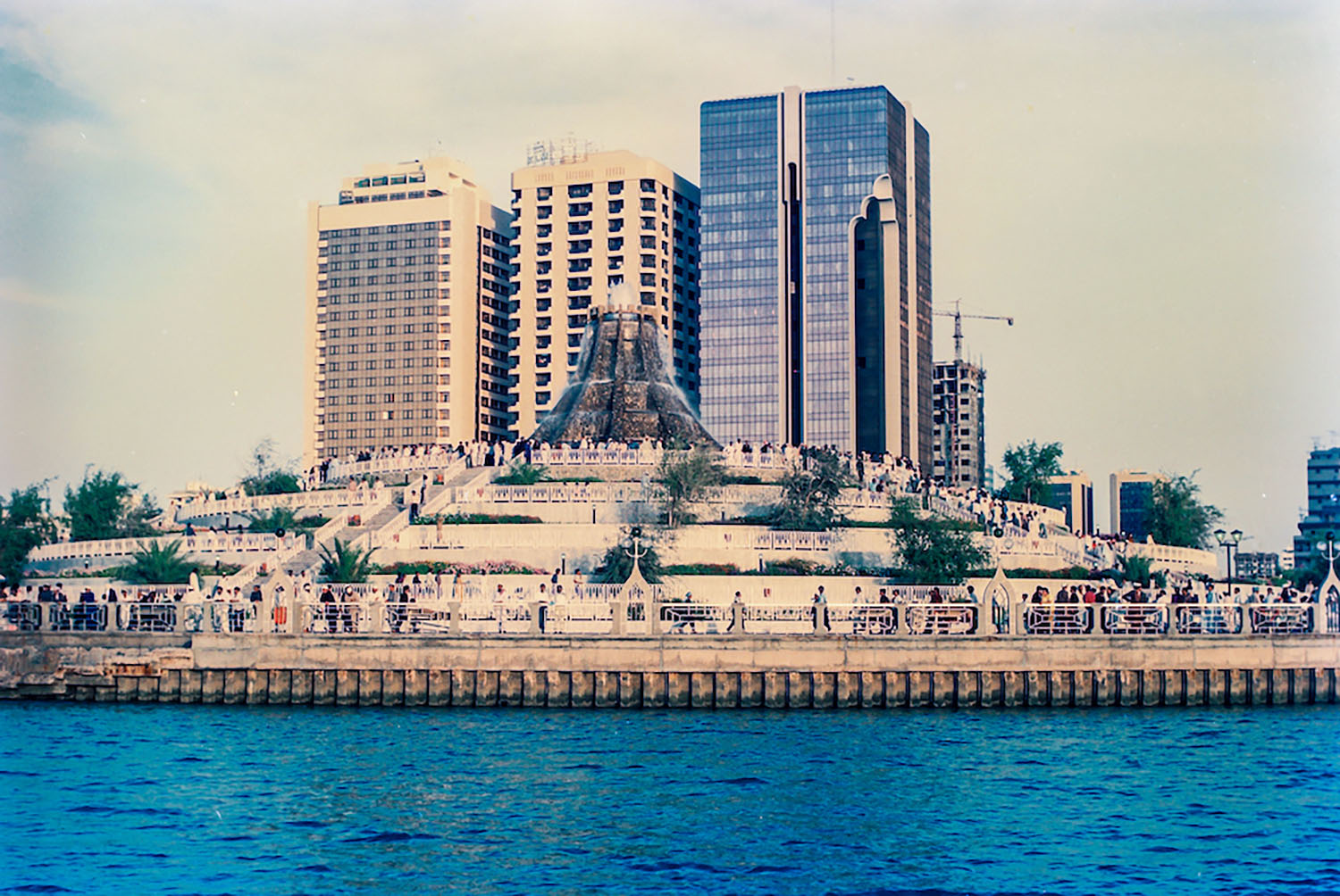 Saleh al-Tamimi, Abu Dhabi — Volcano Fountain di depan gedung bertingkat