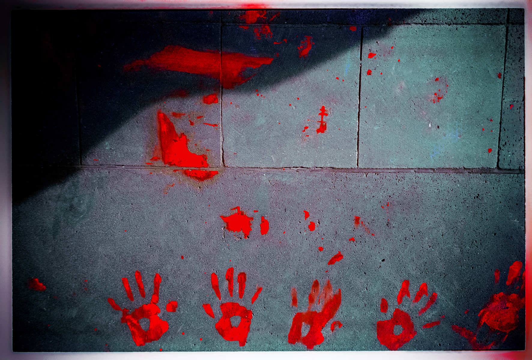impronte rosse di mani 8 marzo foto ludovica anzaldi