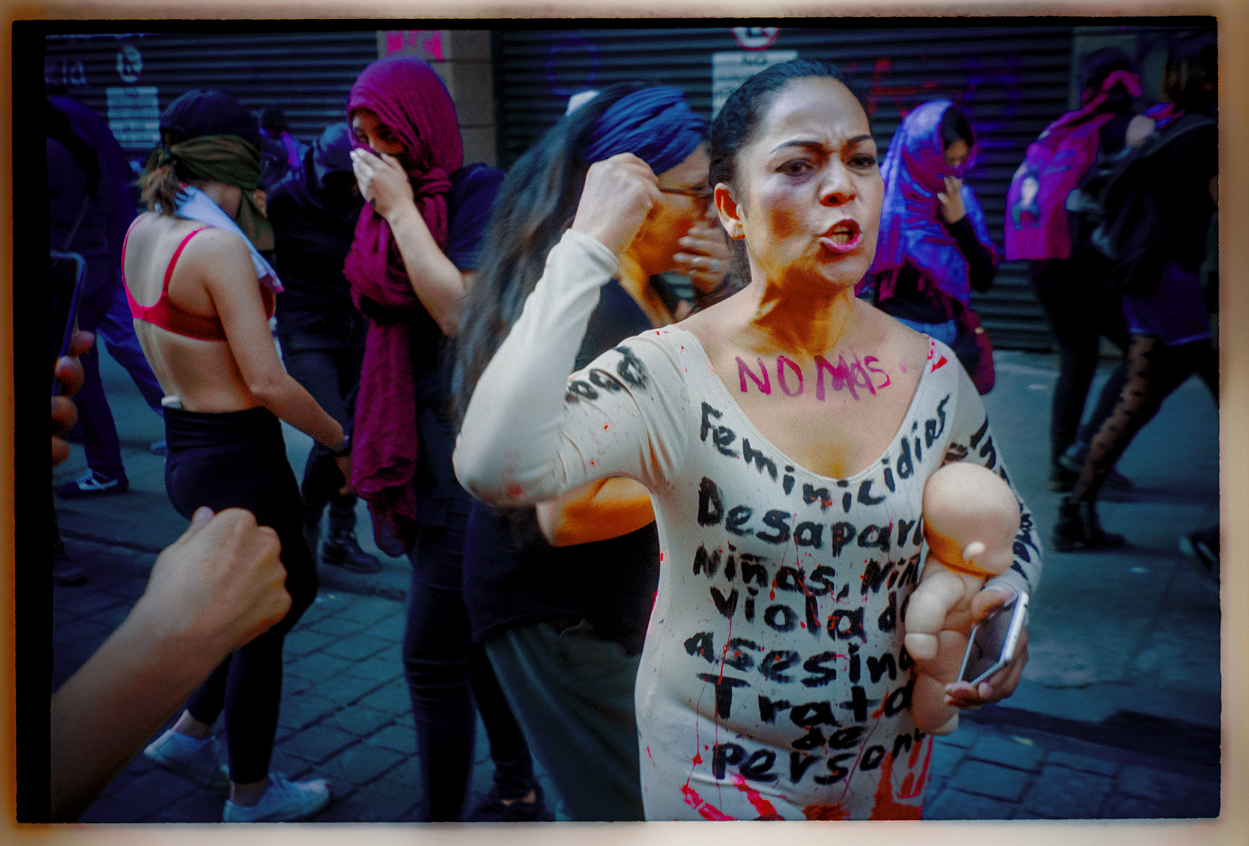 manifestante con bambolotto e vestito con scritte e pugno alzato 8 marzo foto ludovica anzaldi