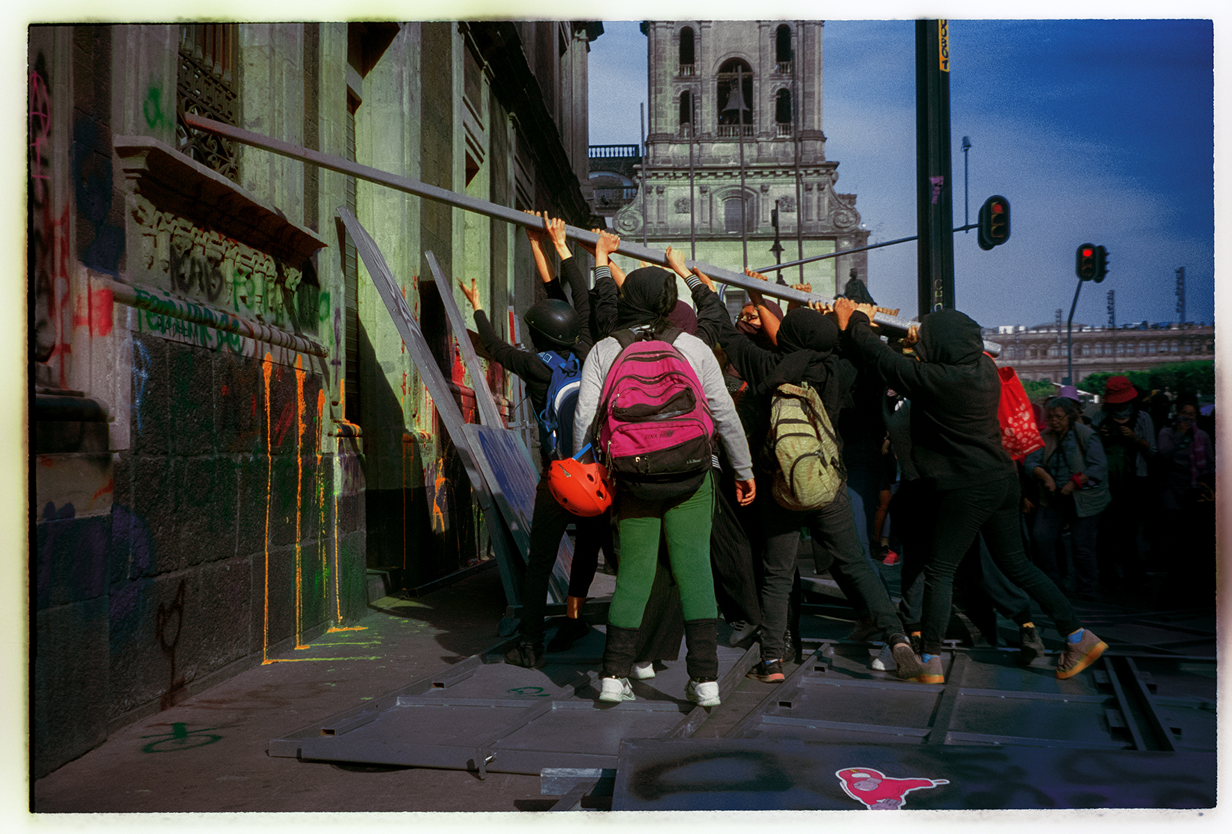 manifestanti con un palo della lue in mano contro una finestra 8 marzo foto ludovica anzaldi
