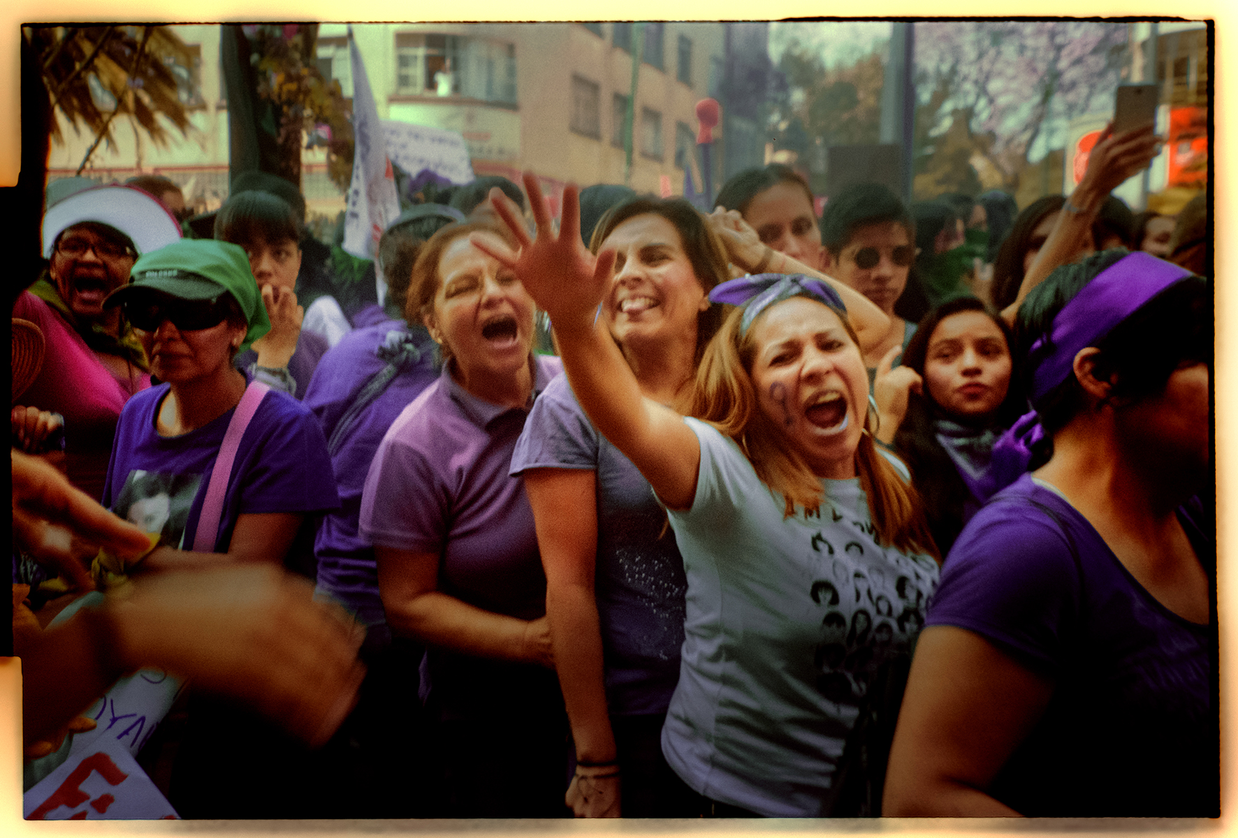 manifestanti con mano alzate foto ludovica anzaldi