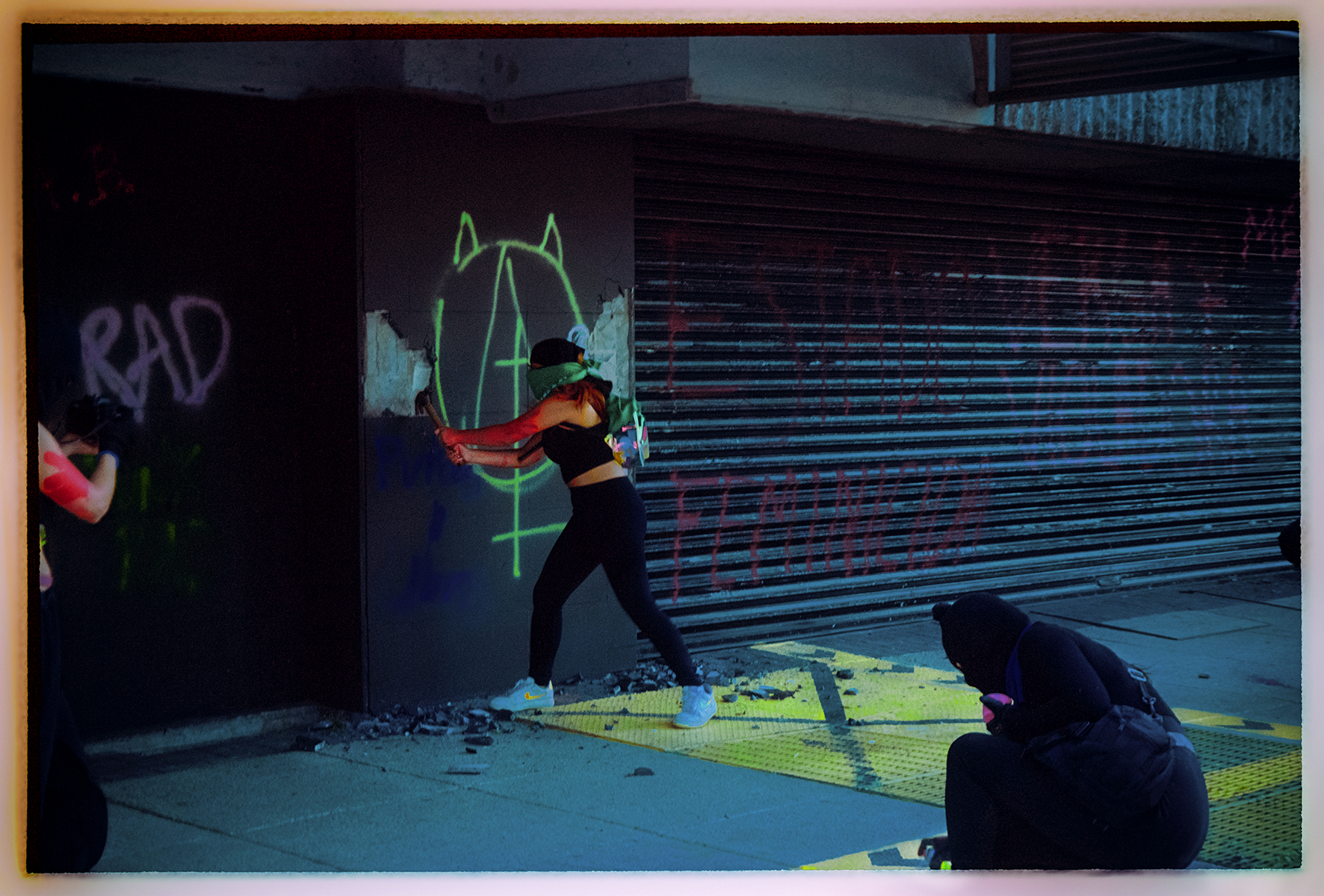 manifestante 8 marzo che disegna simbolo anarchia foto ludovica anzaldi