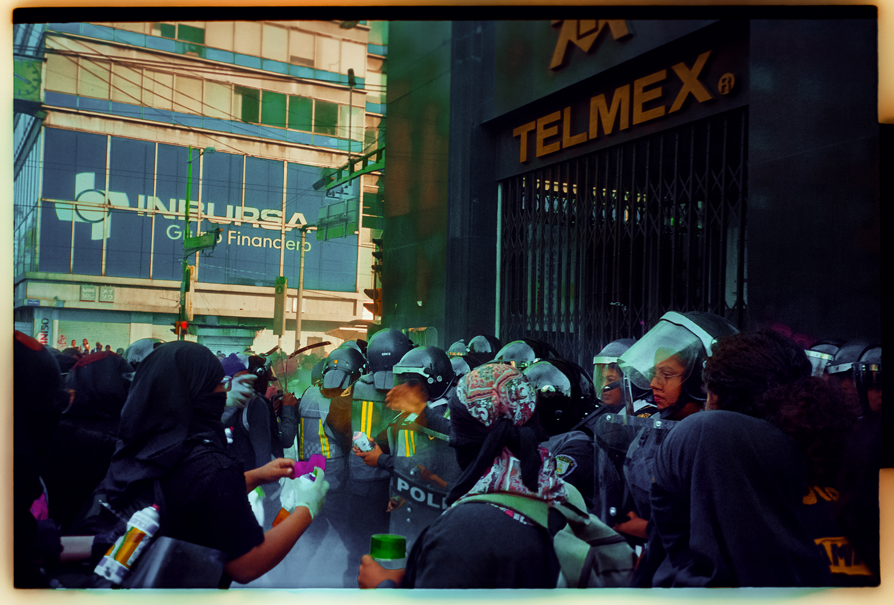 foto manifestazioni 8 marzo poliziote in antisommossa e manifestanti fotografie ludovica anzaldi