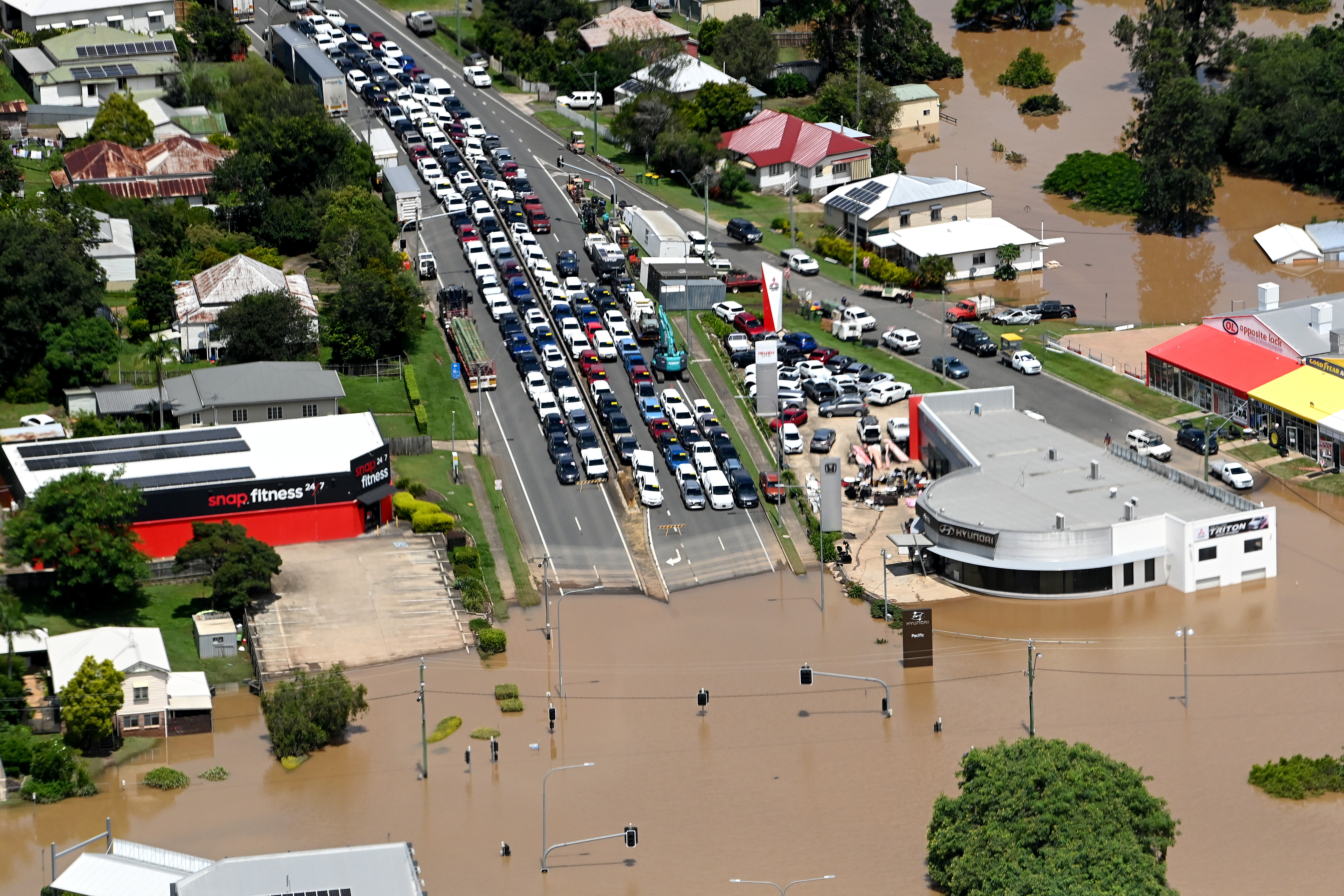 Penampakan udara jalanan macet akibat banjir di Gympie, Queensland tenggara. Foto: Bradley Kanaris/Getty Images
