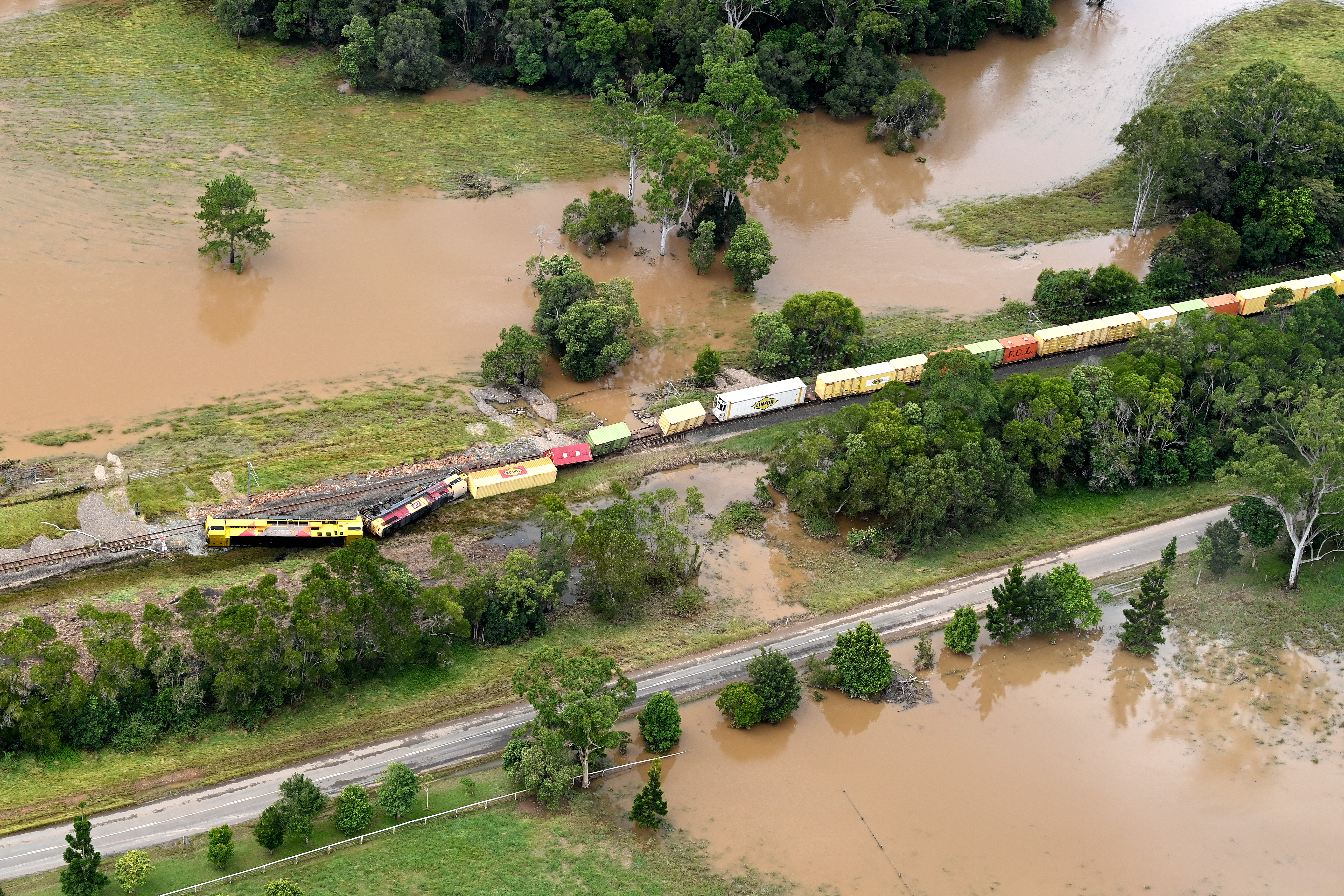 Penampakan udara kereta api yang tergelincir akibat banjir di Gympie, kota yang terletak di utara Sunshine Coast.