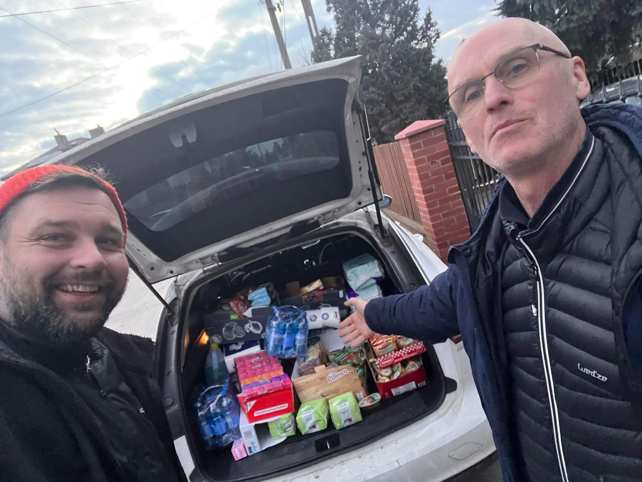 Janusz Żwański (left) delivering goods on Feb. 26 to the border. Photo courtesy of  Janusz Żwański 