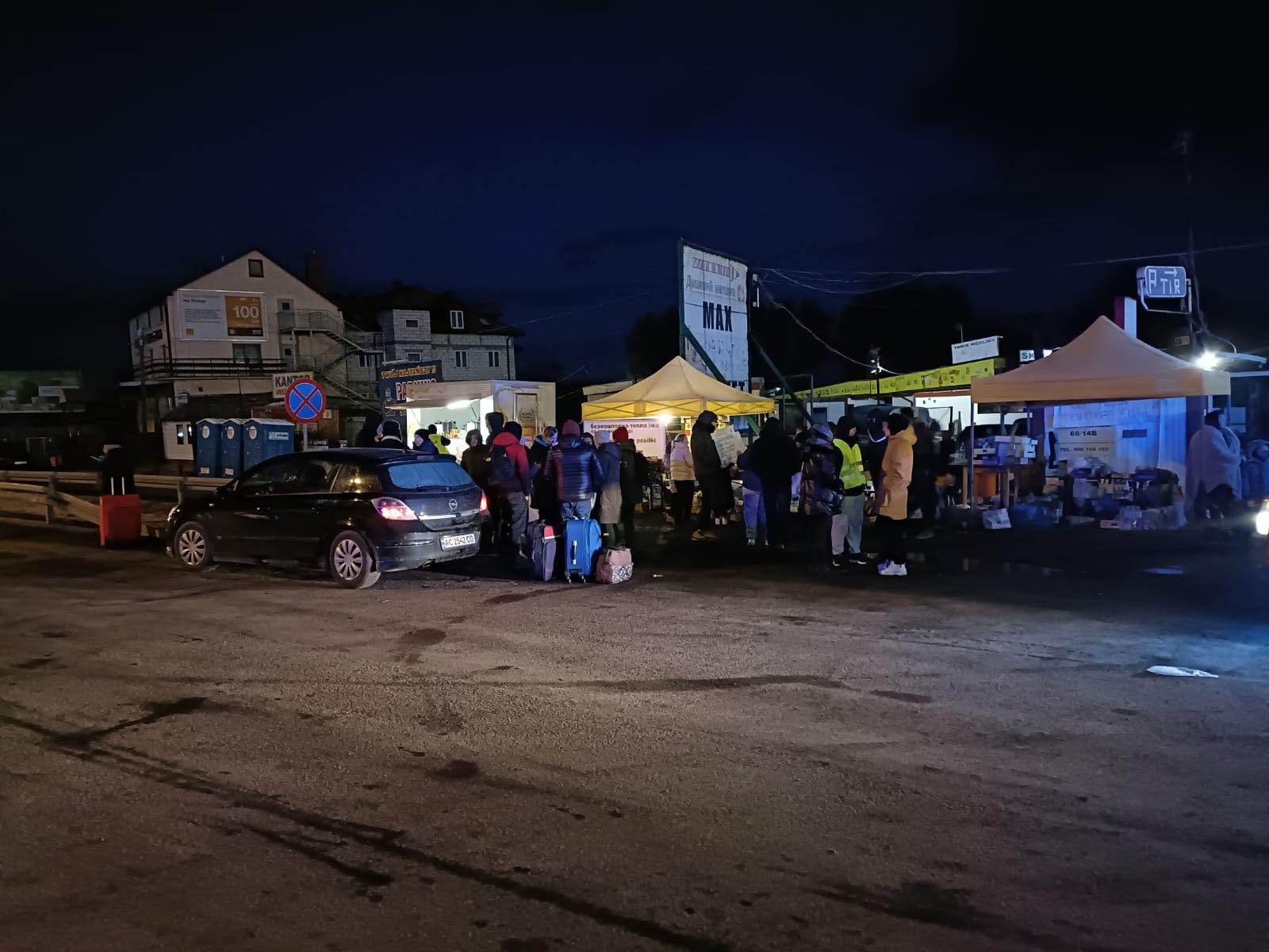 Polish side of the Ukrainian border where refugees can access food, water, and toiletries on Feb. 27 Photo courtesy of Janusz Żwański 