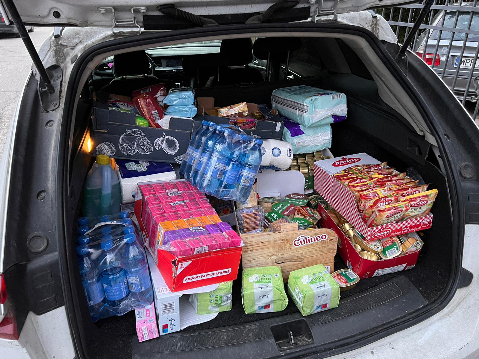 Car stuffed with goods for refugees. Photo courtesy of Janusz Żwański 