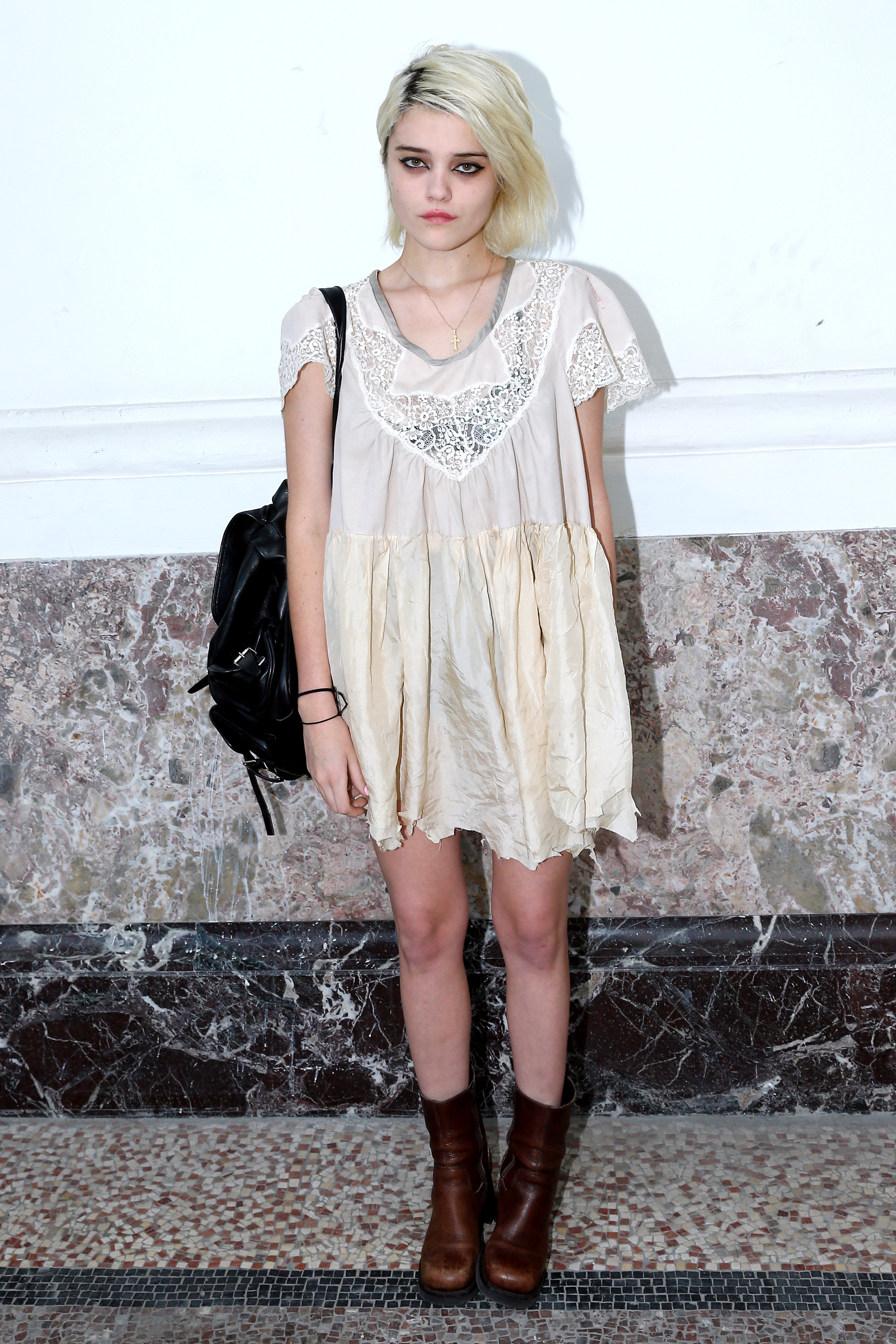 Sky Ferreira war 2013 bei einer Saint-Laurent-Show in Paris in einem weißen Babydoll-Kleid und Stiefeln