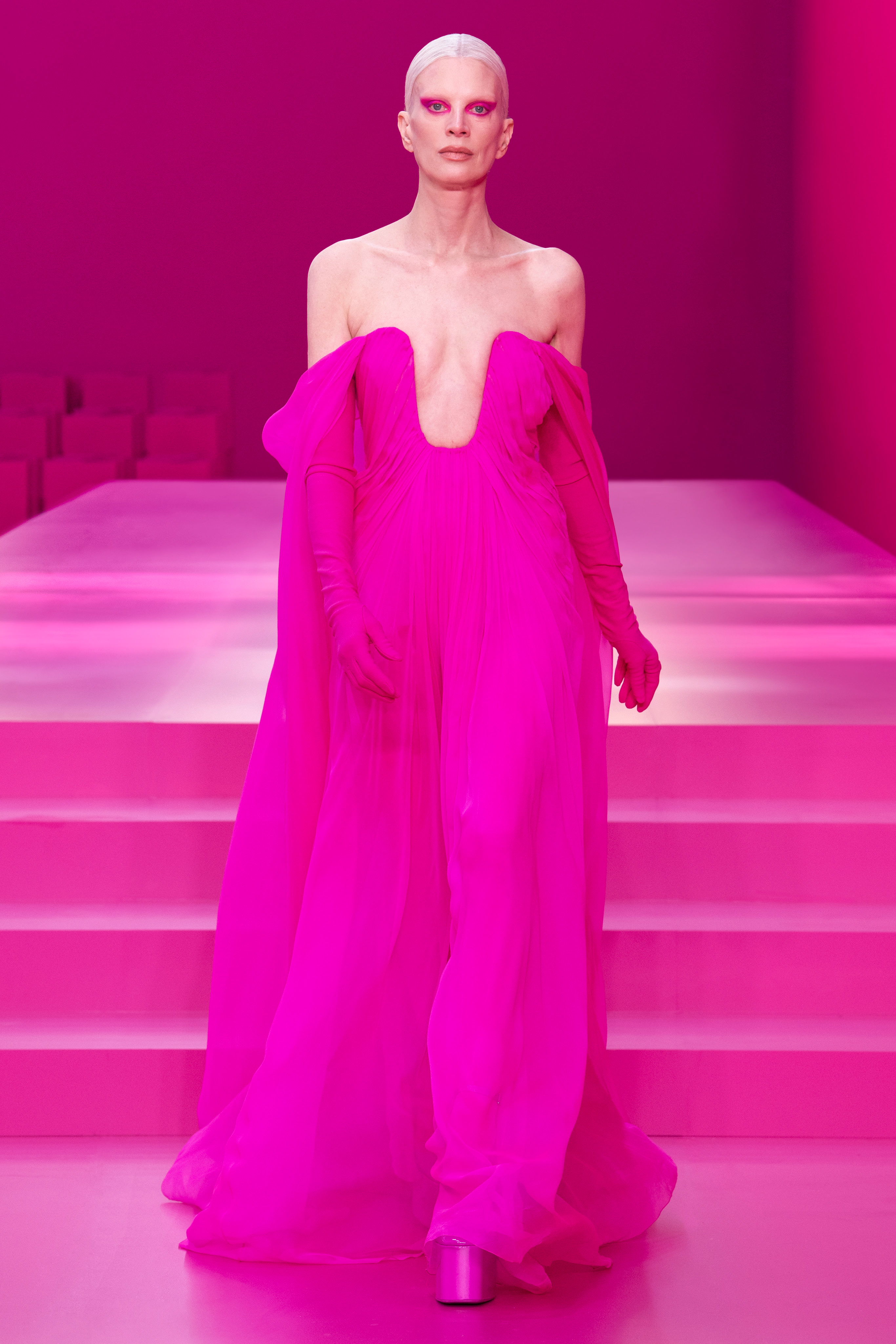 ⑥081_VALENTINO_PAP_FW22-23_.jpg