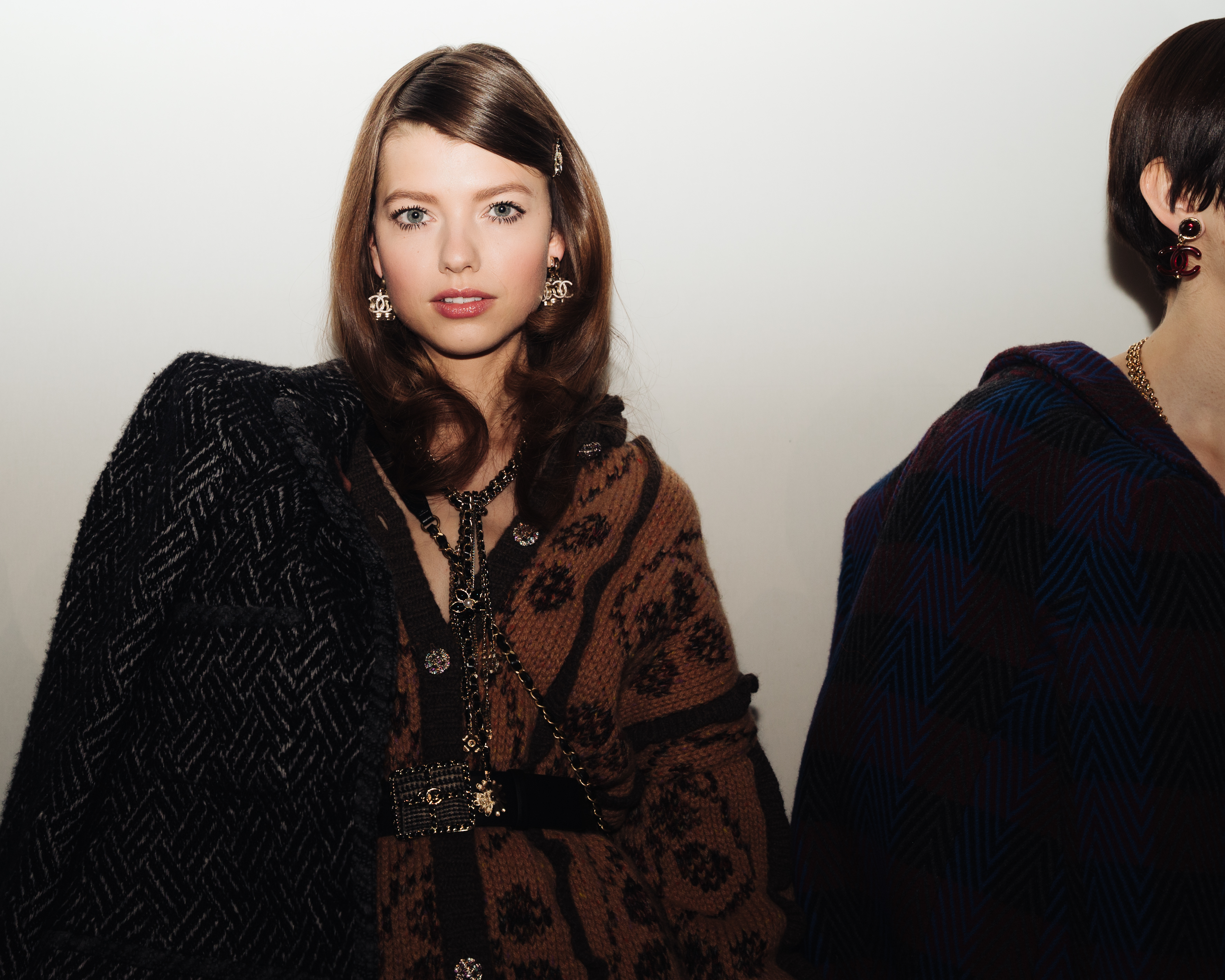 23_FW_2022-23_RTW_show_Backstage_copyright_CHANEL_(23).jpg