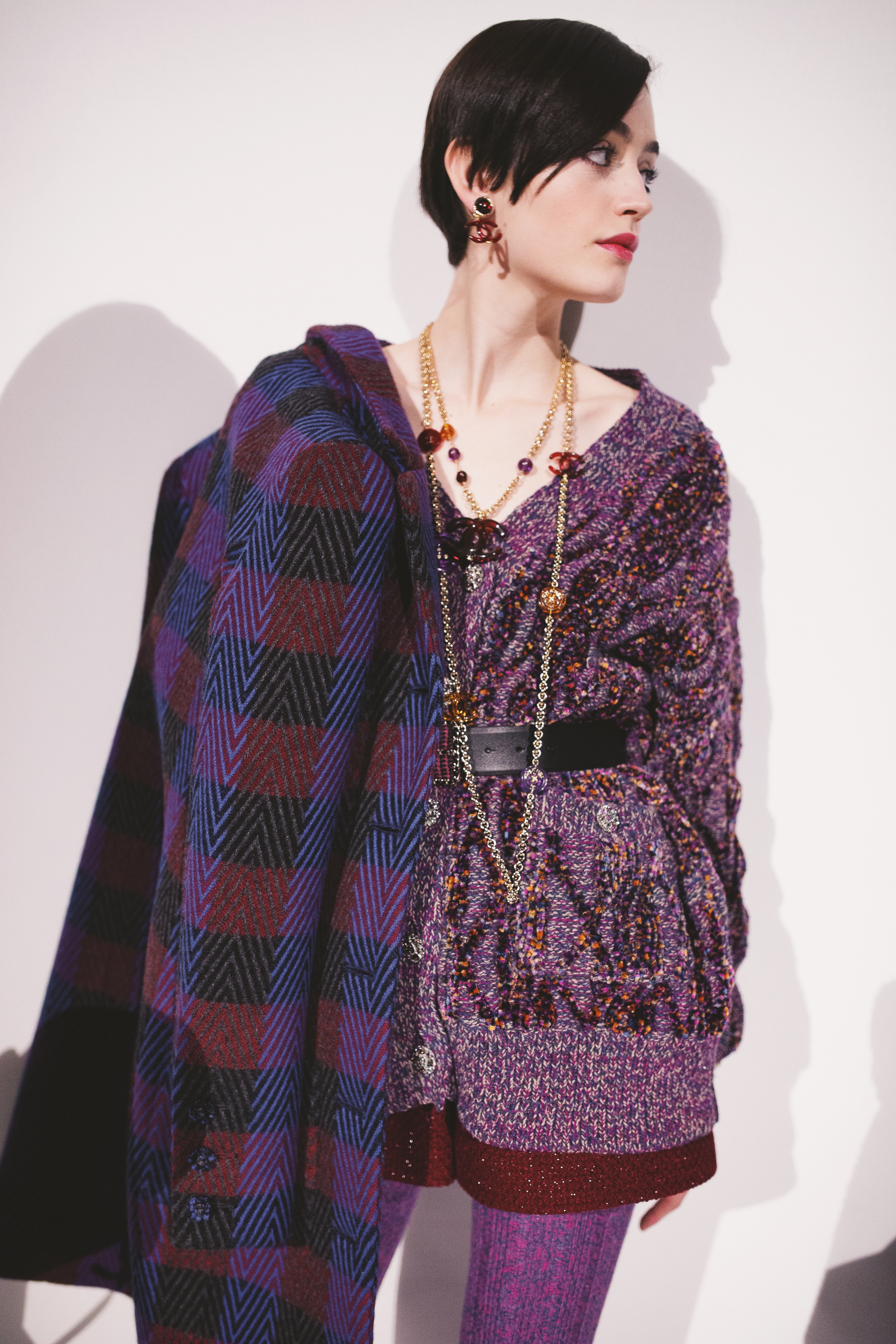 12_FW_2022-23_RTW_show_Backstage_copyright_CHANEL_(12).jpg