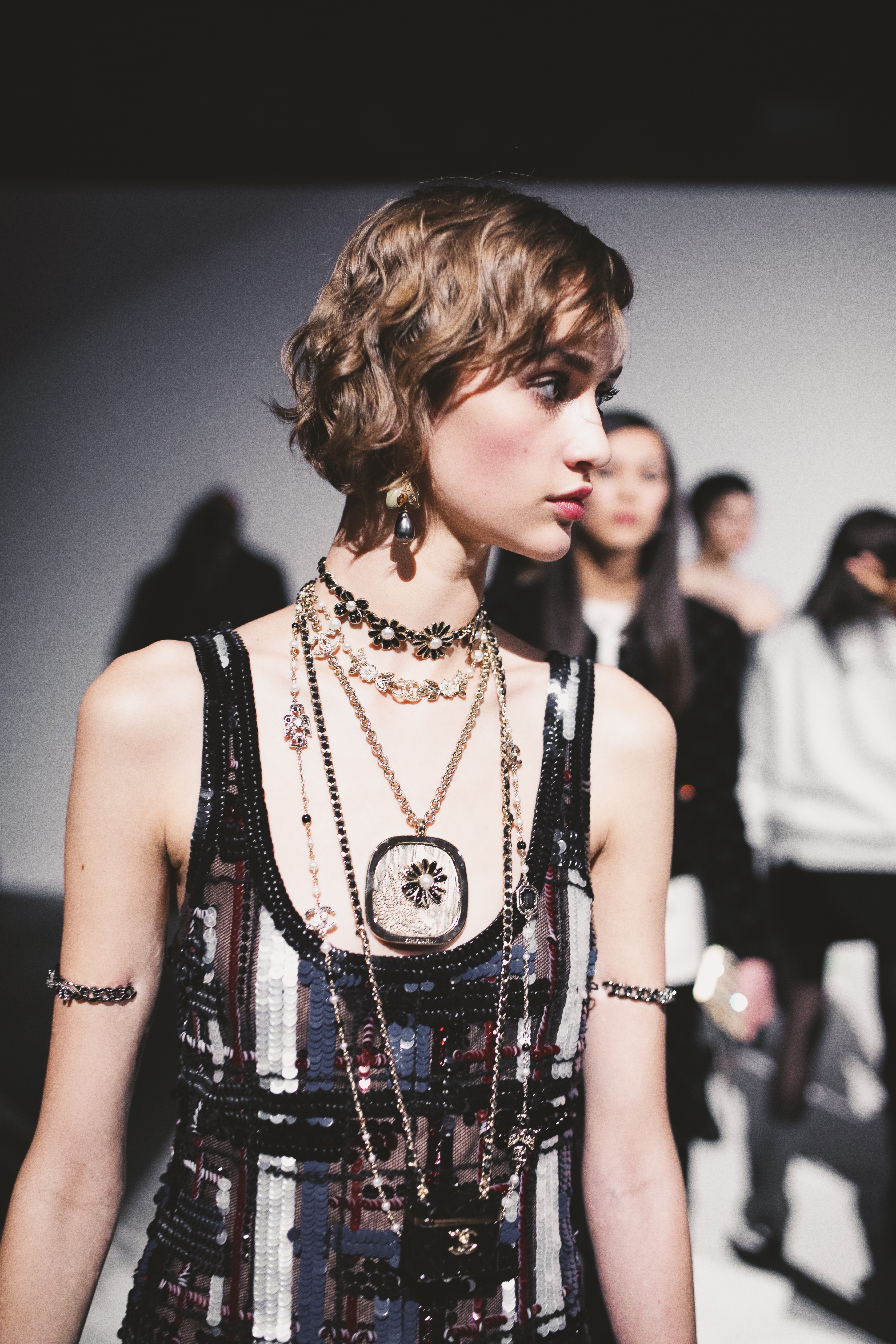 17_FW_2022-23_RTW_show_Backstage_copyright_CHANEL_(17).jpg